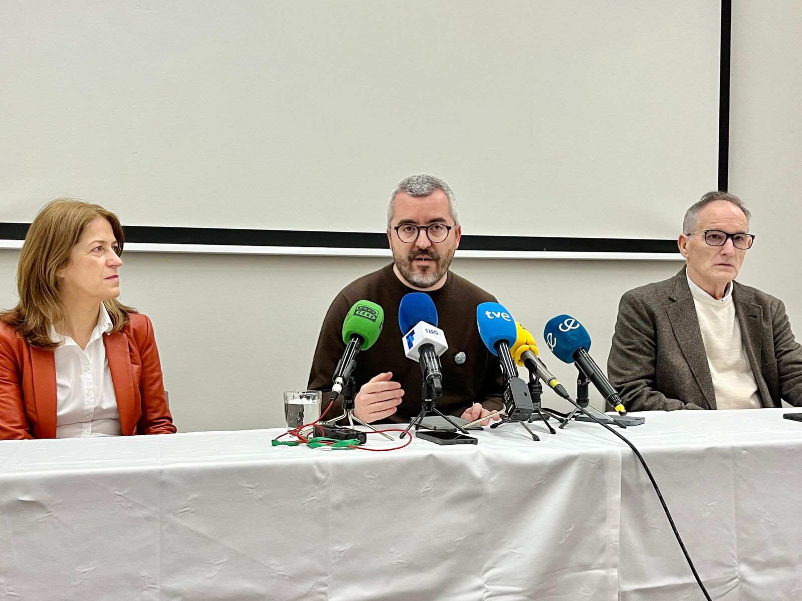 El secretario de Estado de Sanidad, Javier Padilla, junto a la directora general del INGESA, Isabel Muñoz, y al director territorial, Jesús Lopera