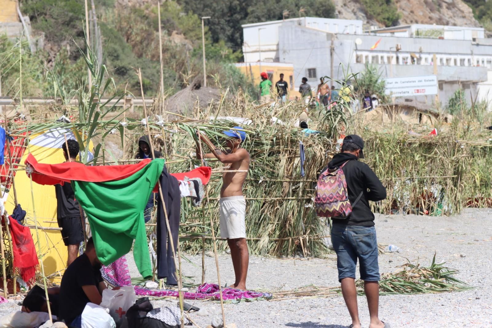 La Playa del Trampolín se llena de chozas como refugio de los migrantes