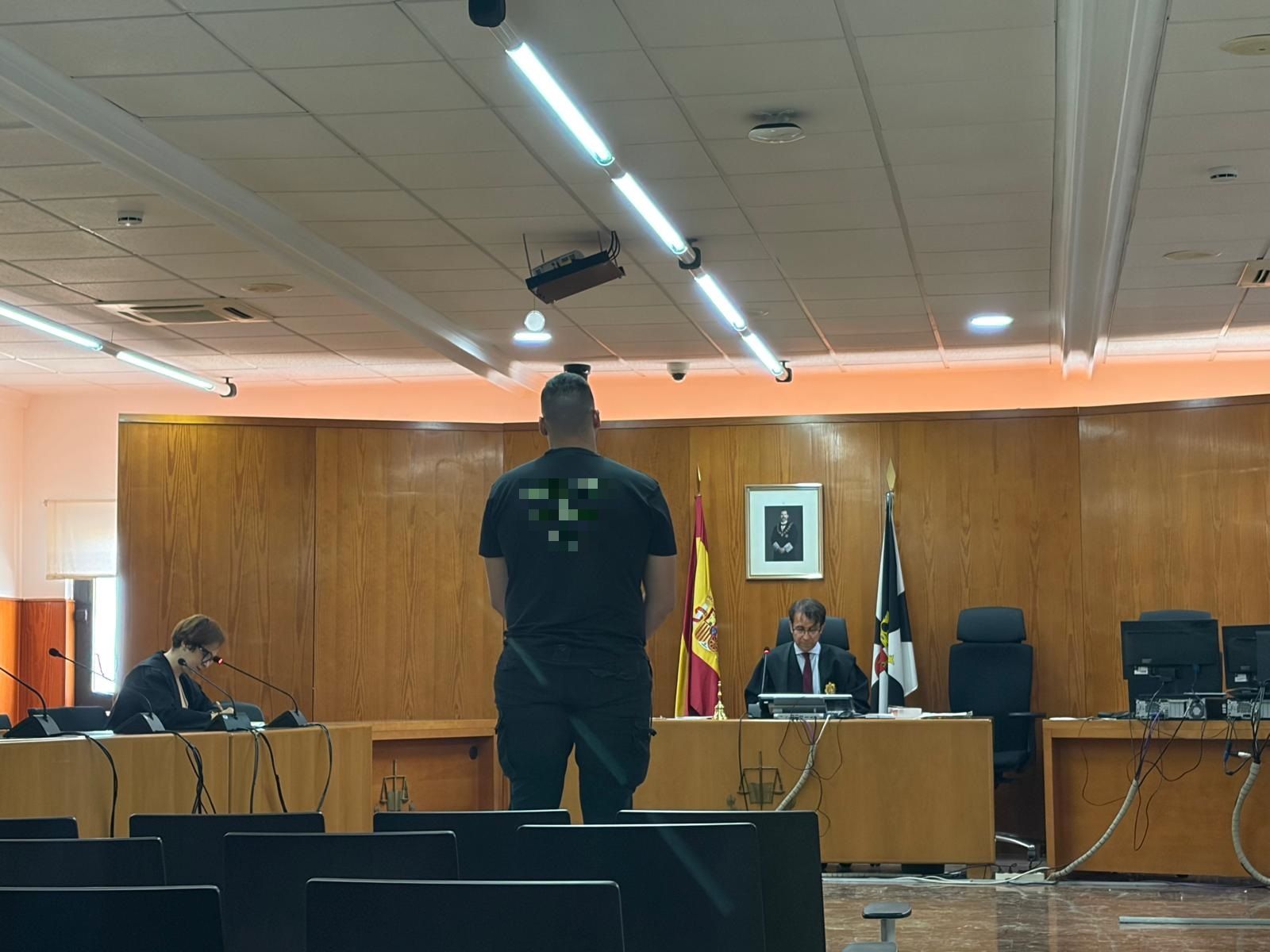 El acusado, frente al juez a la hora de reconocer los cargos que se le imputan.