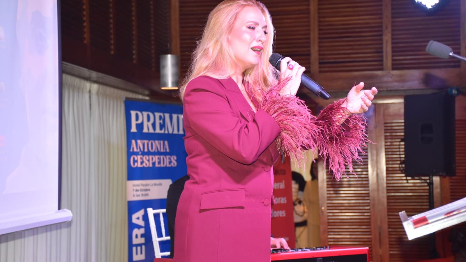 La artista ceutí, Nazaret Compaz, puso el tono musical al acto