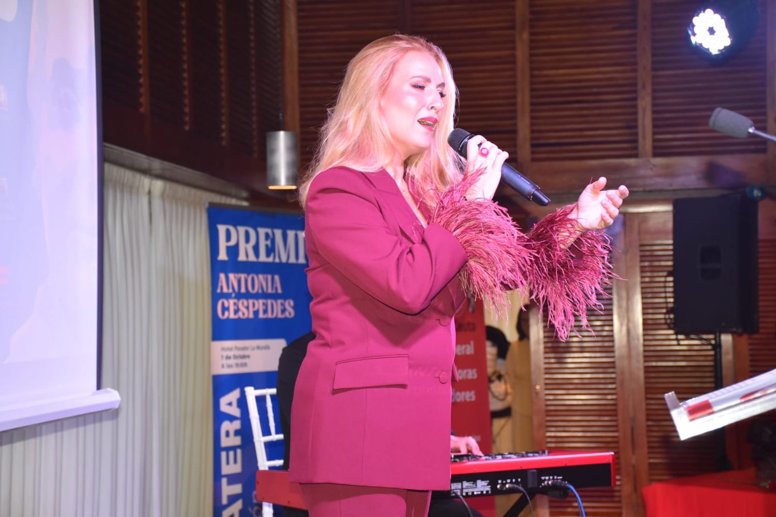 La artista ceutí, Nazaret Compaz, puso la nota musical al acto