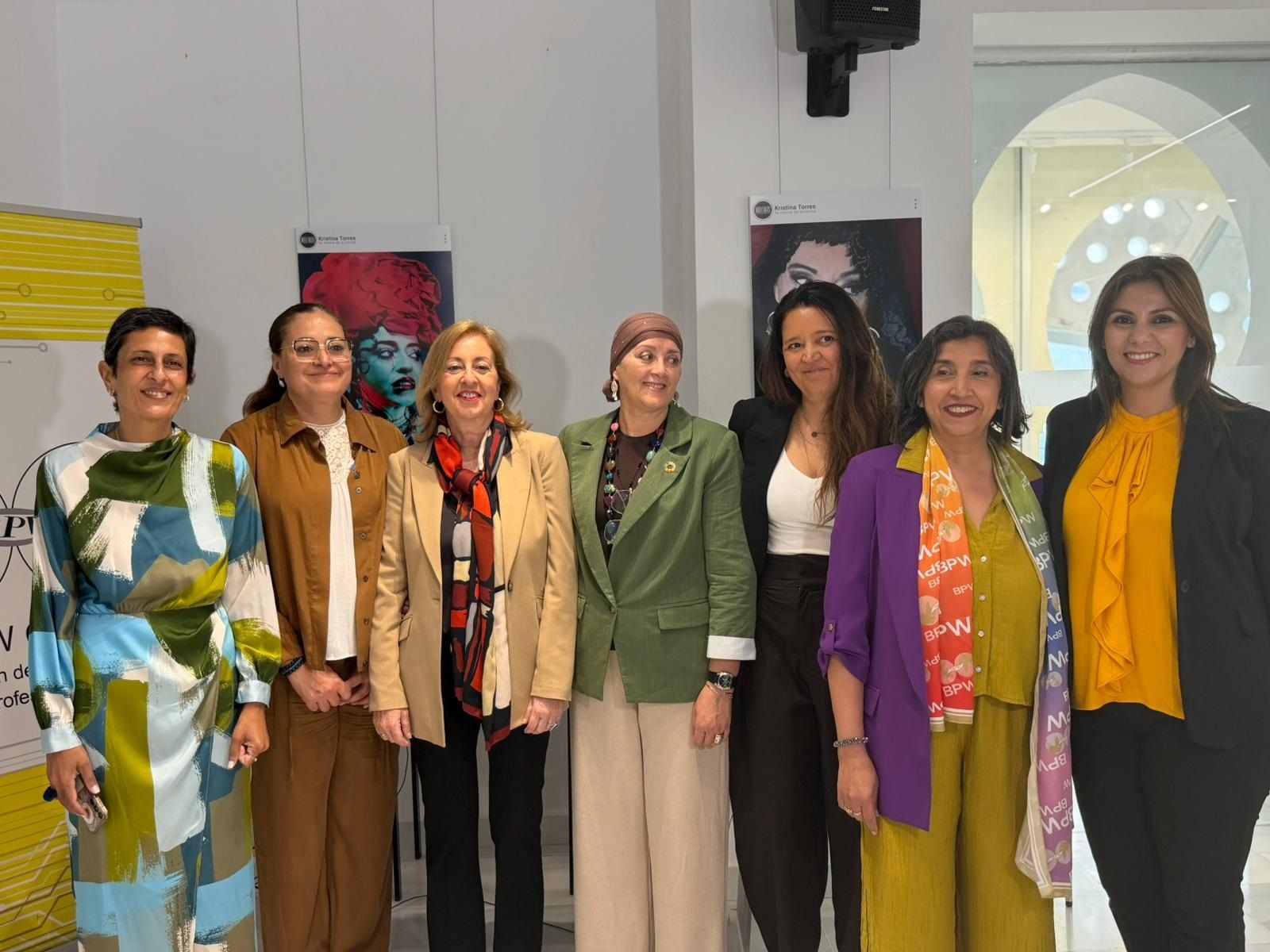 Las directivas de BPW y Mujeres Líderes posan junto a las consejeras Chandiramani y Benzina antes del encuentro