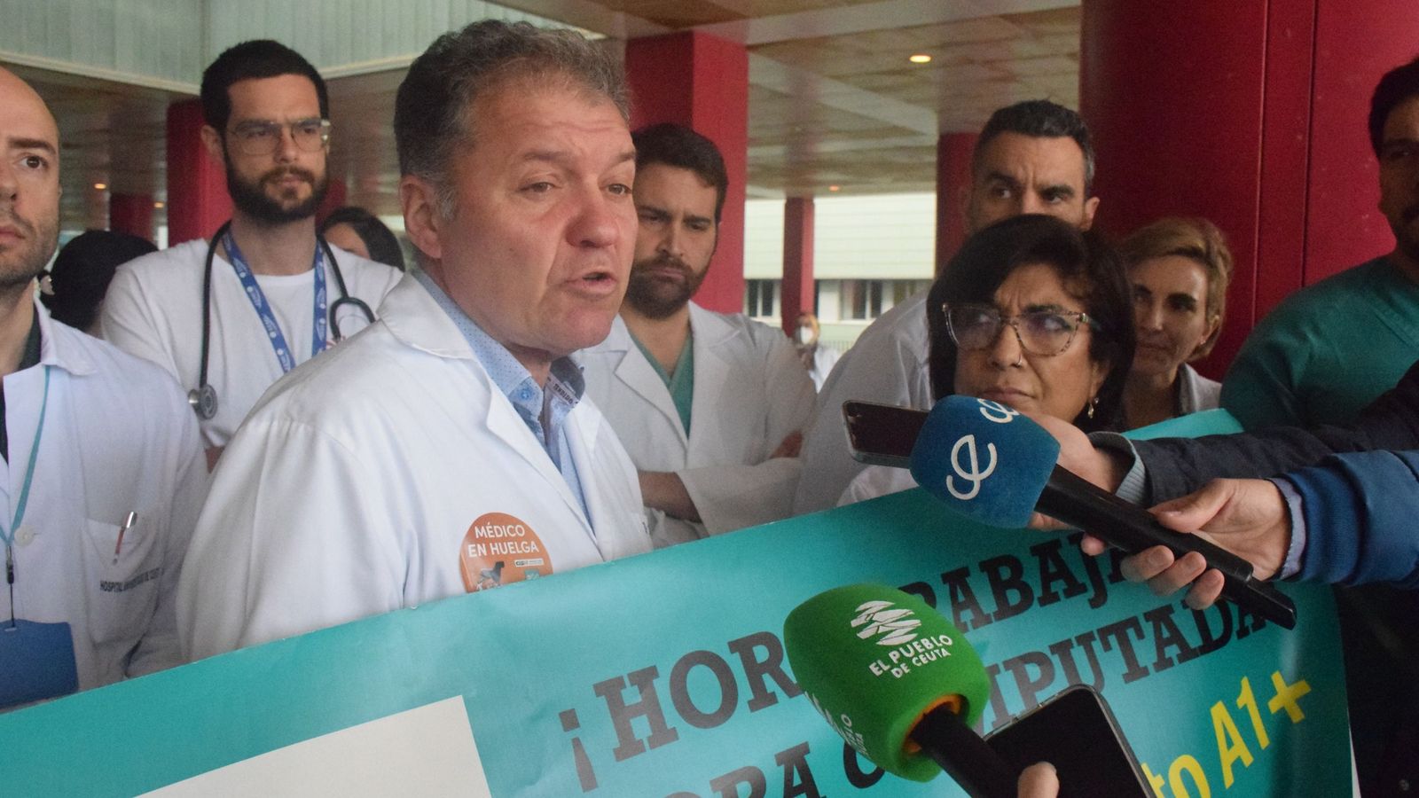 El presidente del Sindicato Médico de Ceuta, Enrique Roviralta, durante la concentración en el HUCE por la huelga de médicos de marzo
