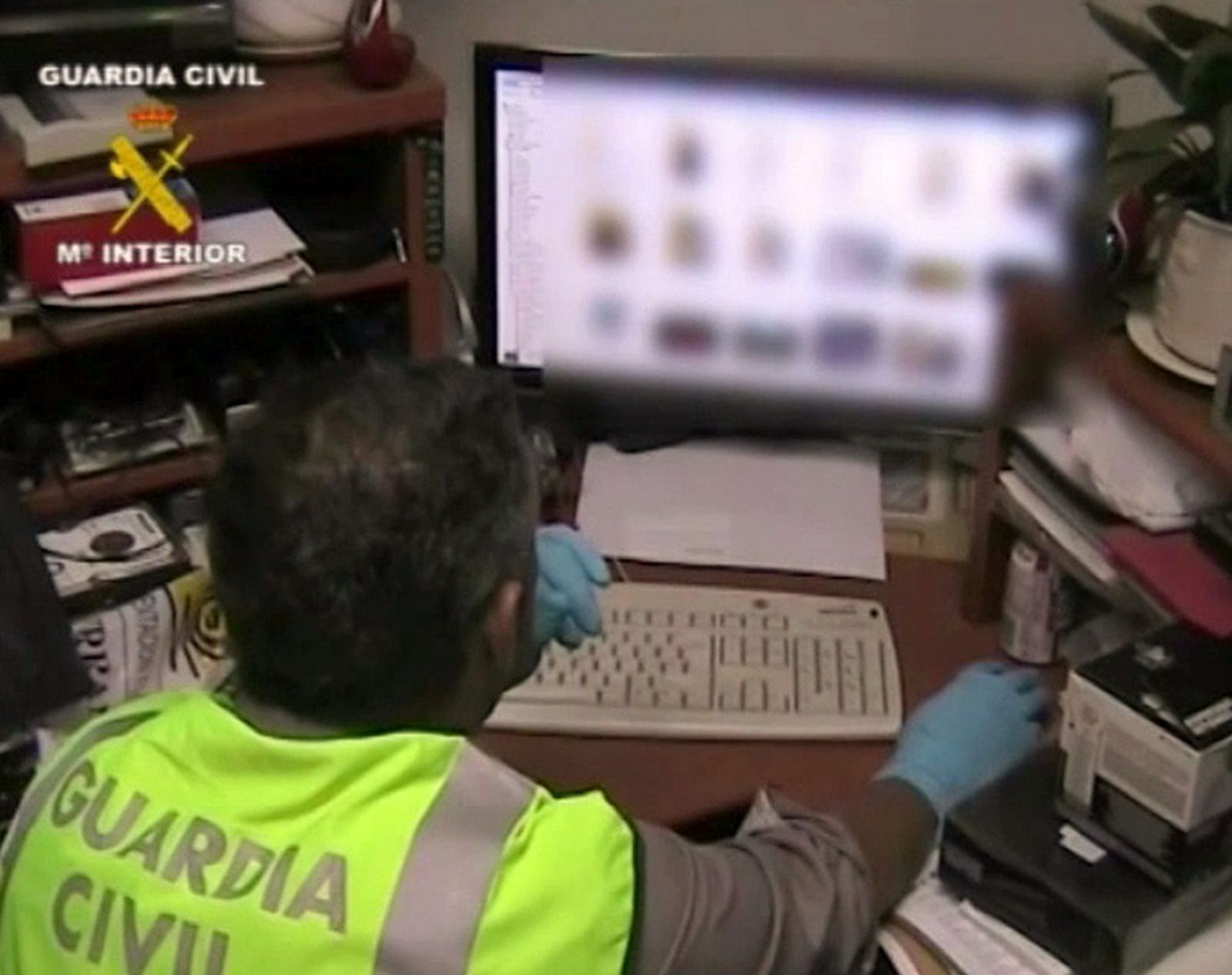 Un agente de la Guardia Civil analizando un ordenador en una imagen de archivo. / FOTO EL PUEBLO