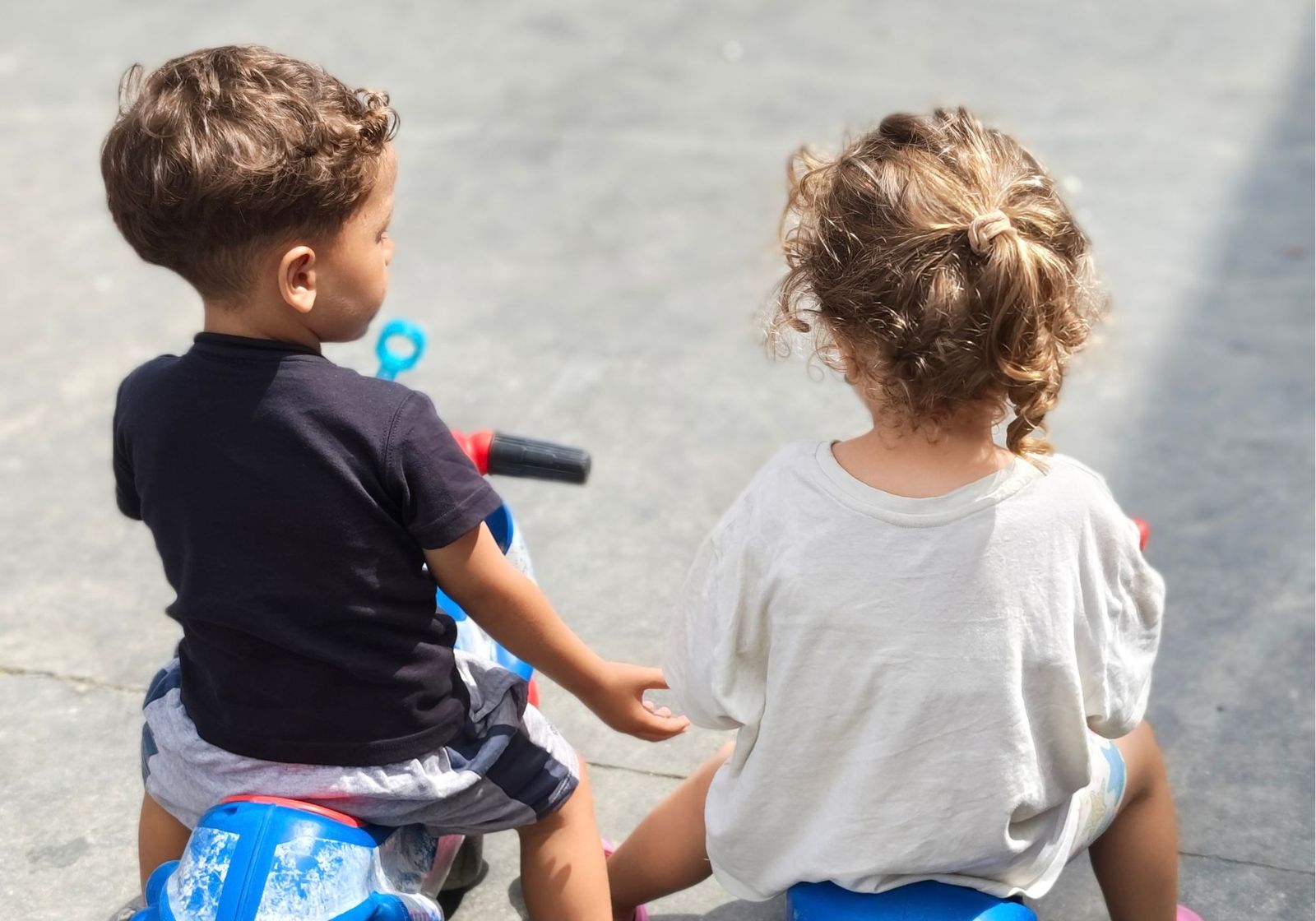 Dos niños migrantes en el entorno de las naves del Tarajal