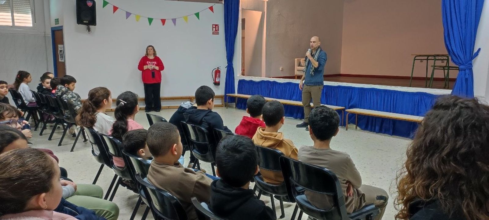 El CEIP Rey Juan Carlos I disfruta con una obra de teatro contra el Bullying en el Día de la Paz