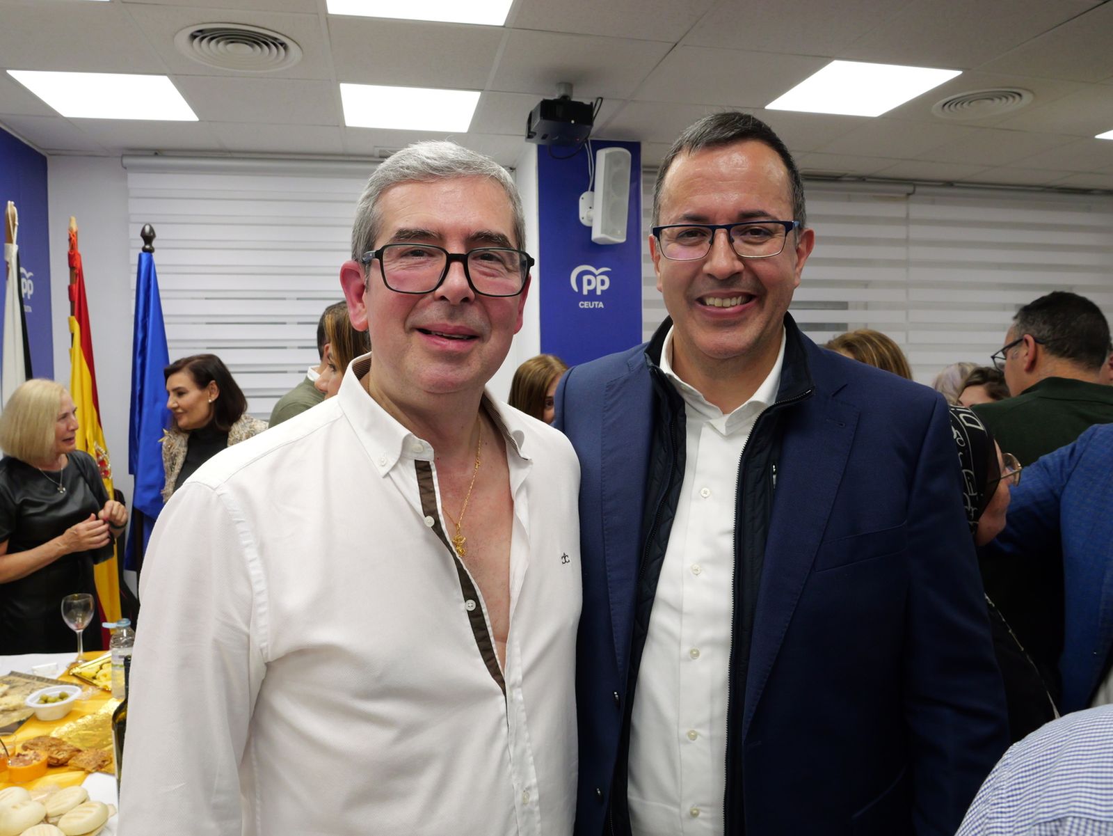 Vivas sugiere un relevo futuro y reivindica su gestión en la copa navideña del PP