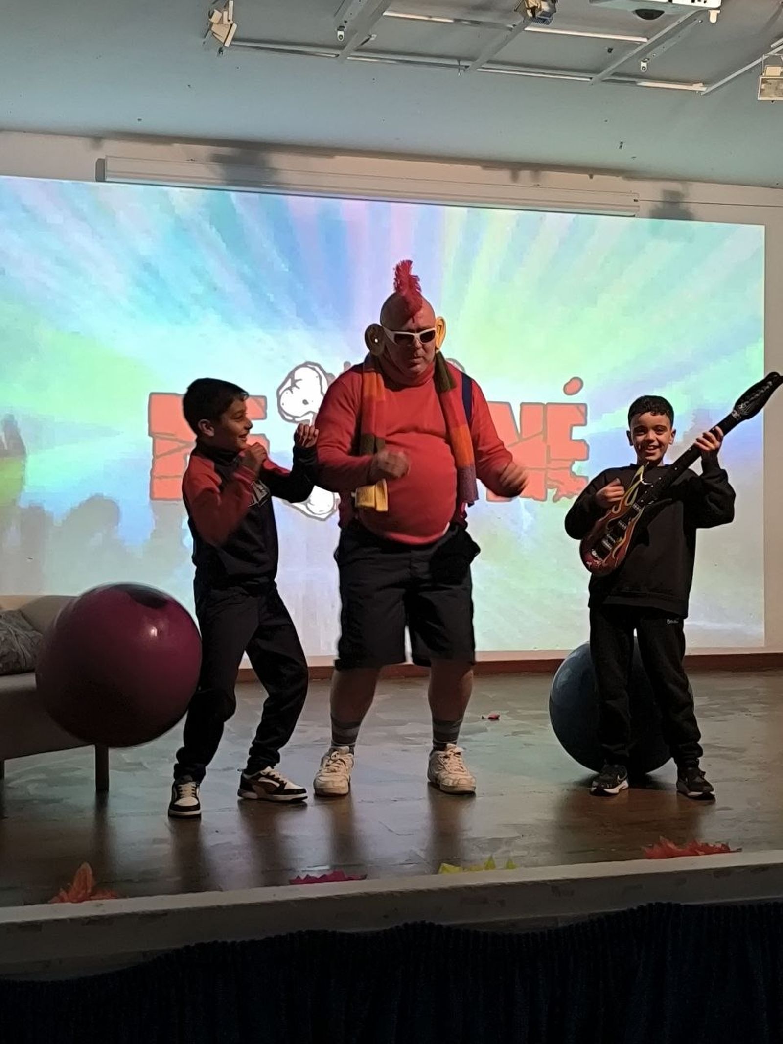 El CEIP Rey Juan Carlos I disfruta con una obra de teatro contra el Bullying en el Día de la Paz