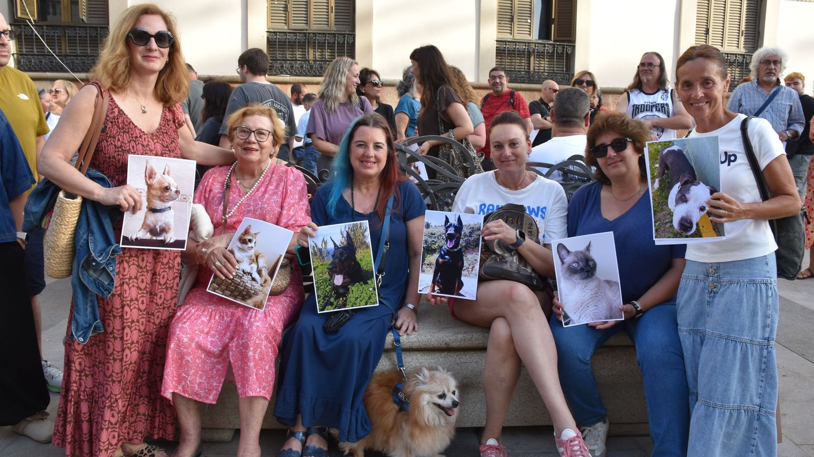 Un grupo de manifestantes, entre ellas, Pilar (en el centro, vestida de azul), posan durante la concentración celebrada a las puertas del Palacio Autonómico por los derechos de los animales en Ceuta