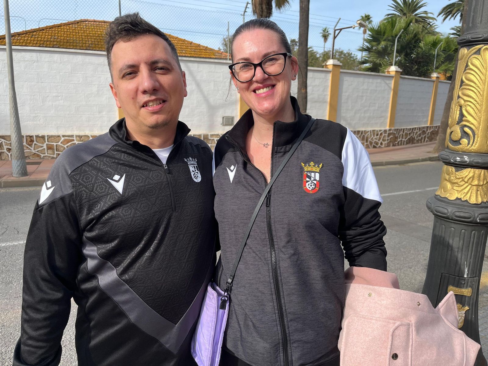 Gran 'ambientazo' en la previa del partido con las aficiones entregadas a sus respectivos equipos