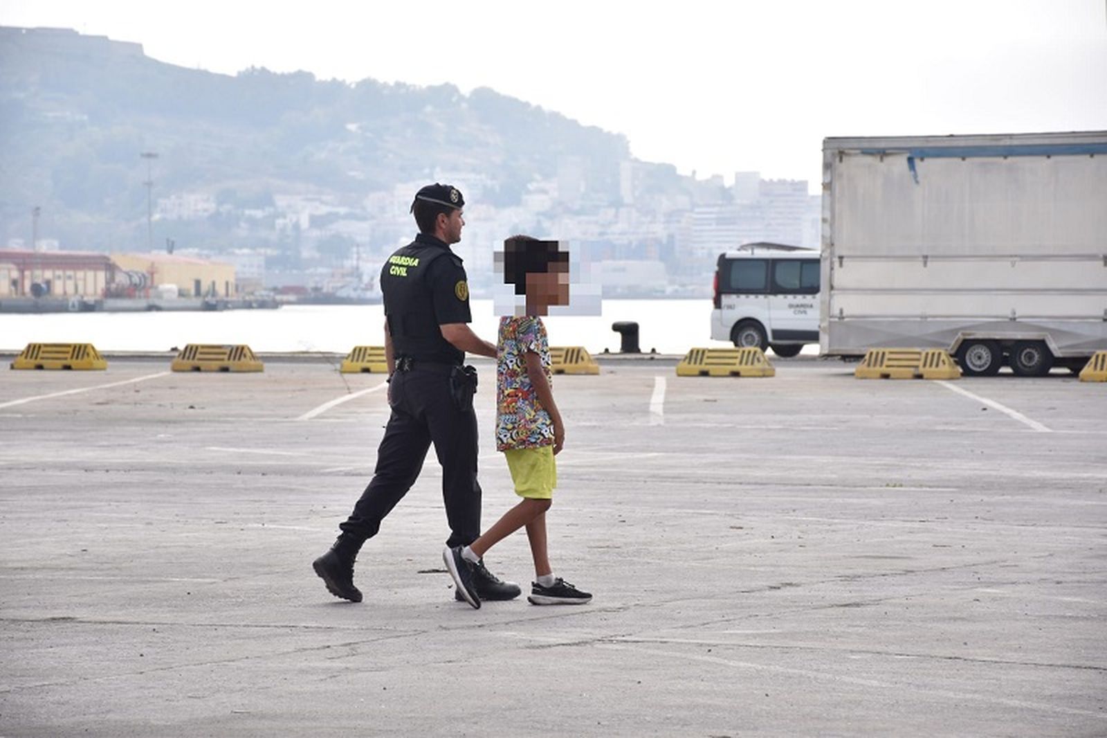Un niño marroquí interceptado por la Guardia Civil este miércoles. / FOTO NICOL’S Un niño marroquí interceptado por la Guardia Civil este miércoles. / FOTO NICOL’S