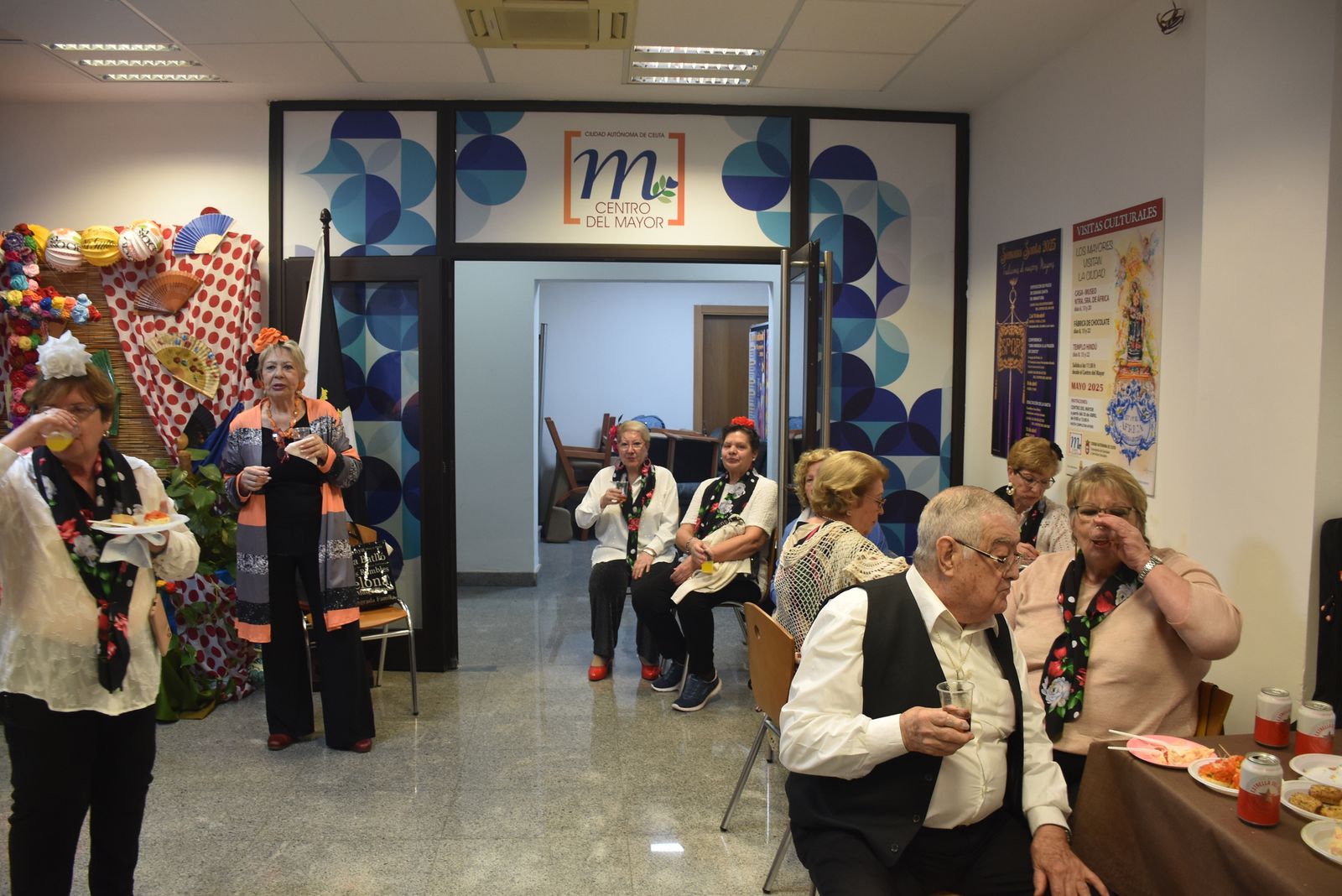 Las mujeres del Centro del Mayor celebran sus Cruces de Mayo