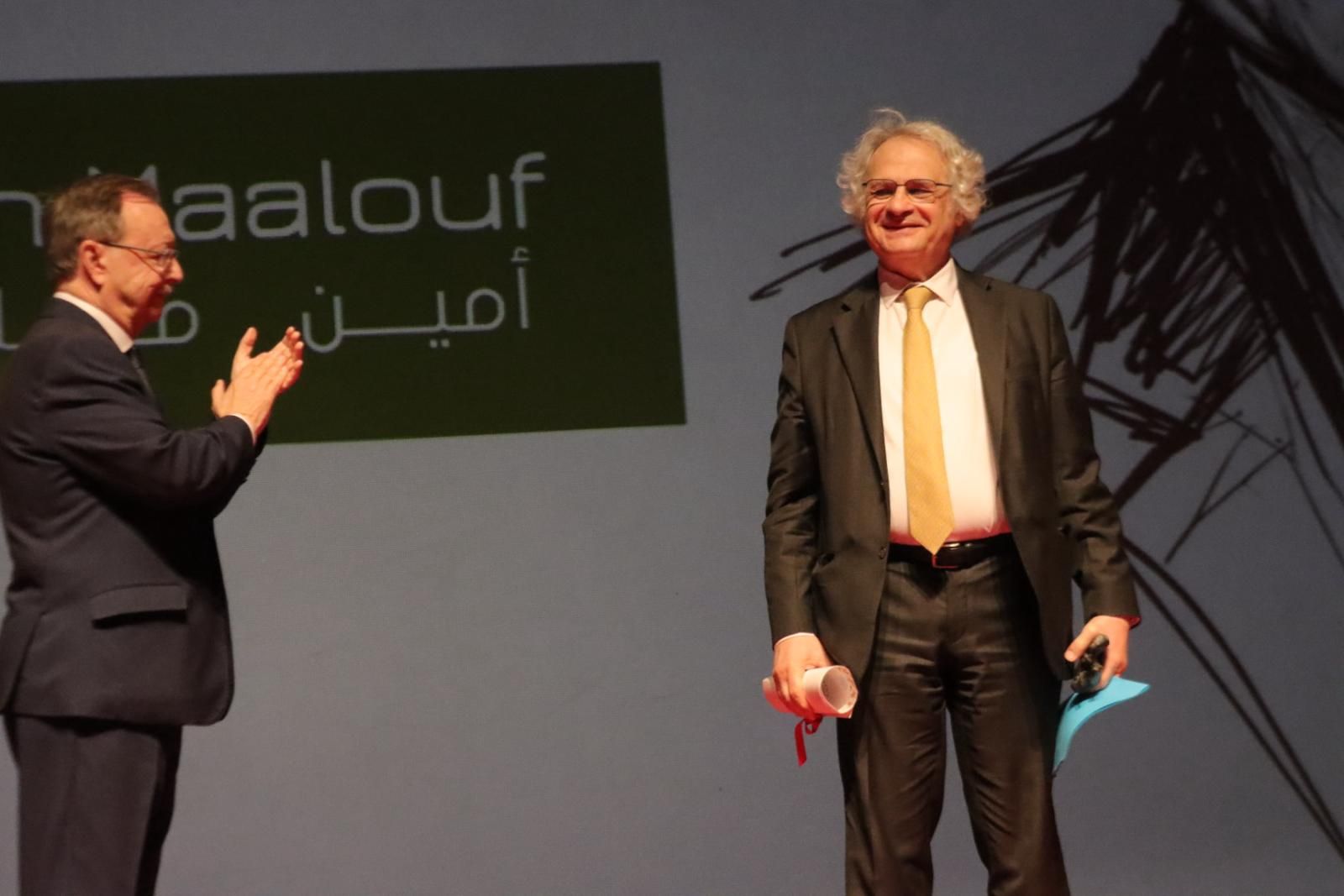 Amin Maalouf recibe el Premio Convivencia 2026 de manos de Juan Vivas