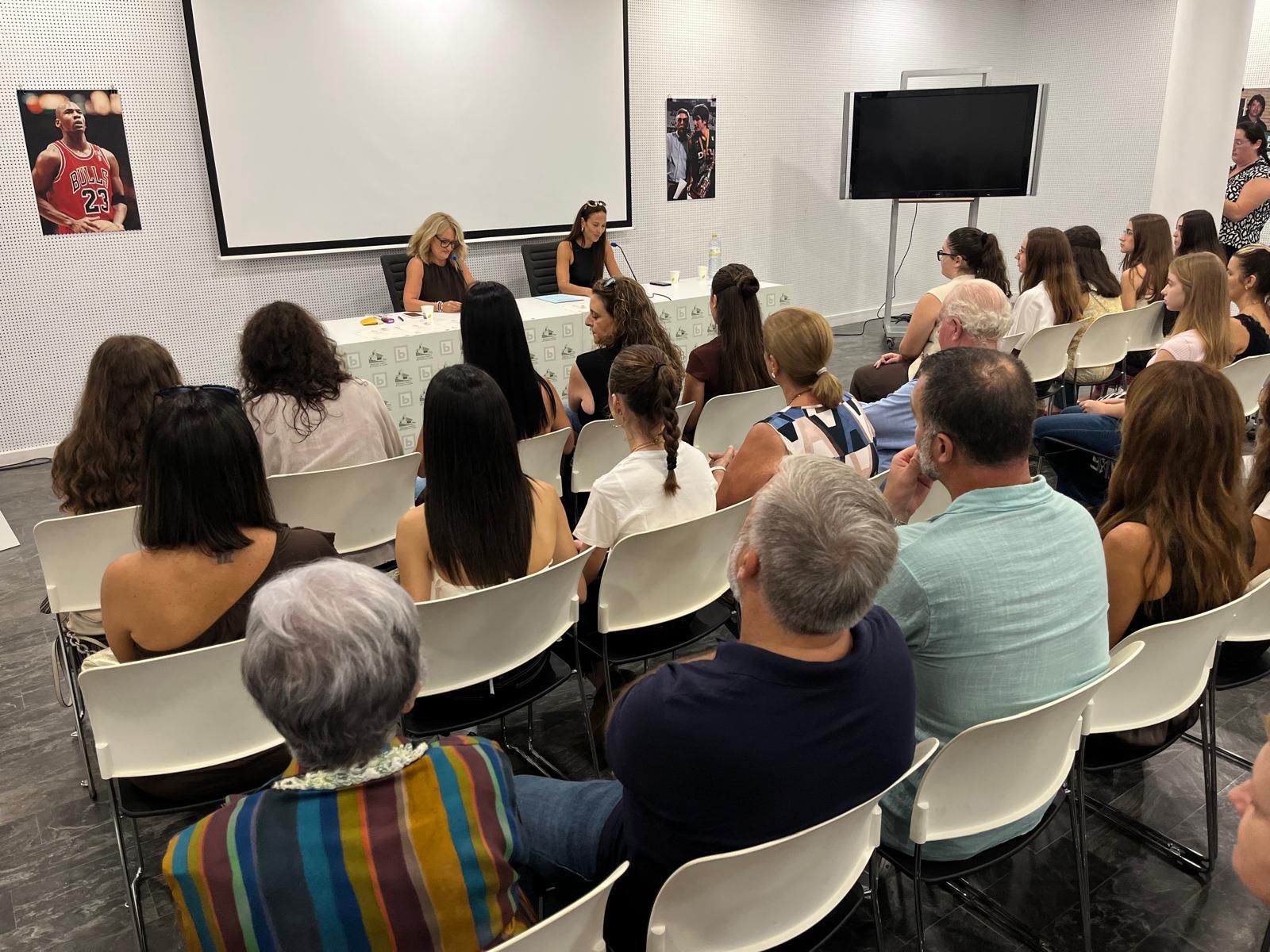 La Royal Academy of Dance entrega los diplomas a las alumnas de la Escuela de Rosa Founaud