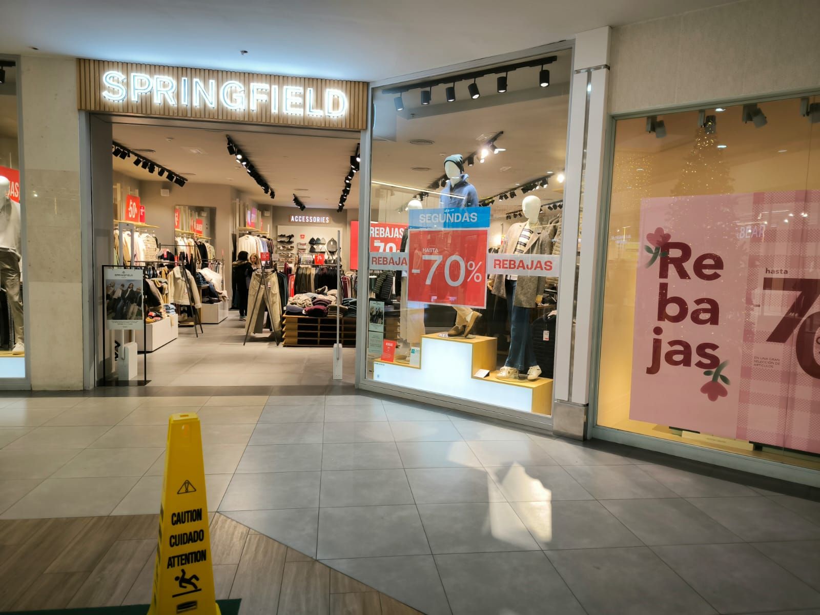 Las rebajas toman Parques de Ceuta en una intensa jornada tras Reyes