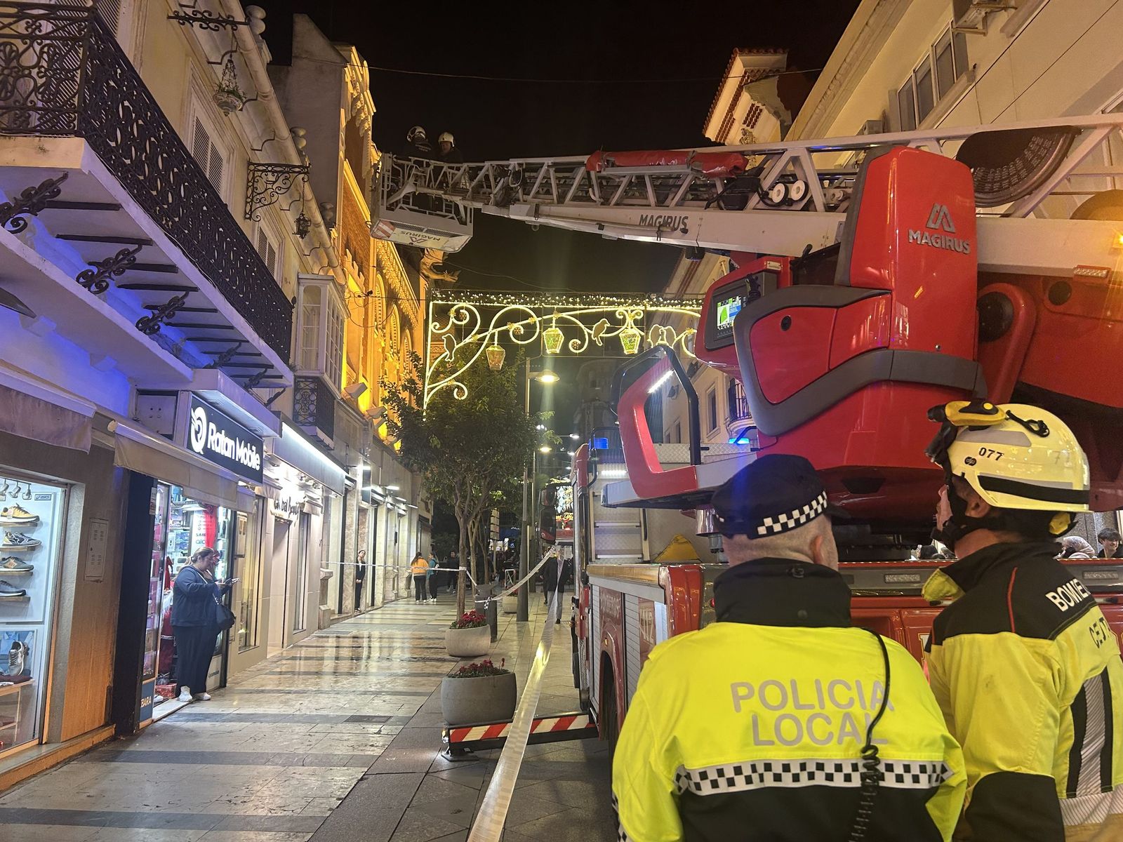 Efectivos de la Policía Local y Bomberos, este lunes en el Revellín para controlar un vertido de agua