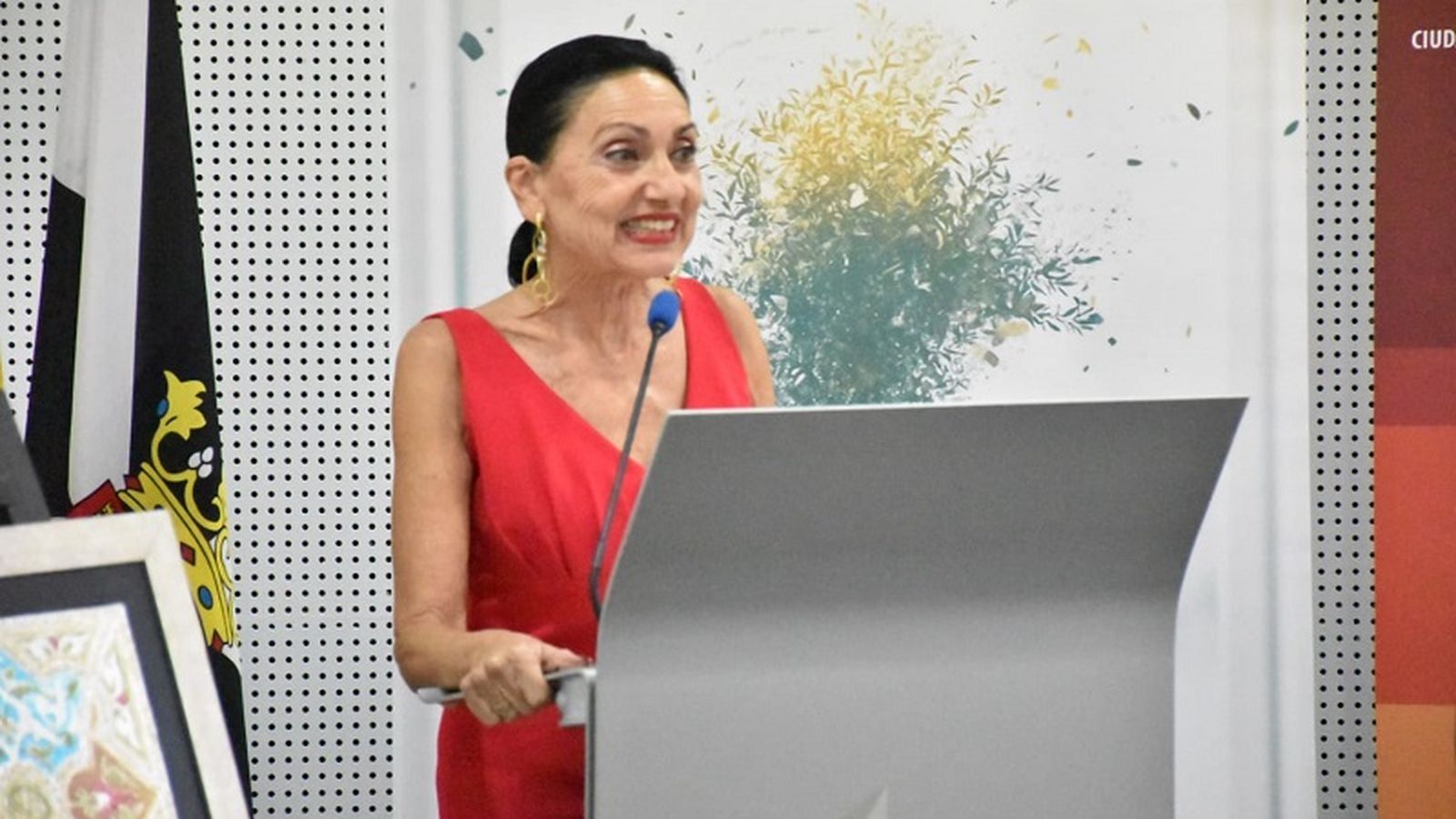 La decana de Literatura del IEC y delegada de ACE en Ceuta, María Jesús Fuentes, durante el acto