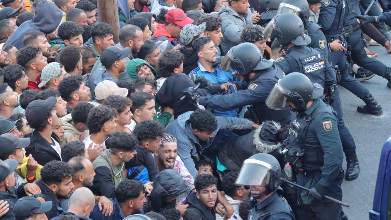 Operativo para el traslado de inmigrantes de Benítez y el Trampolín al dispositivo de acogida en el Puerto