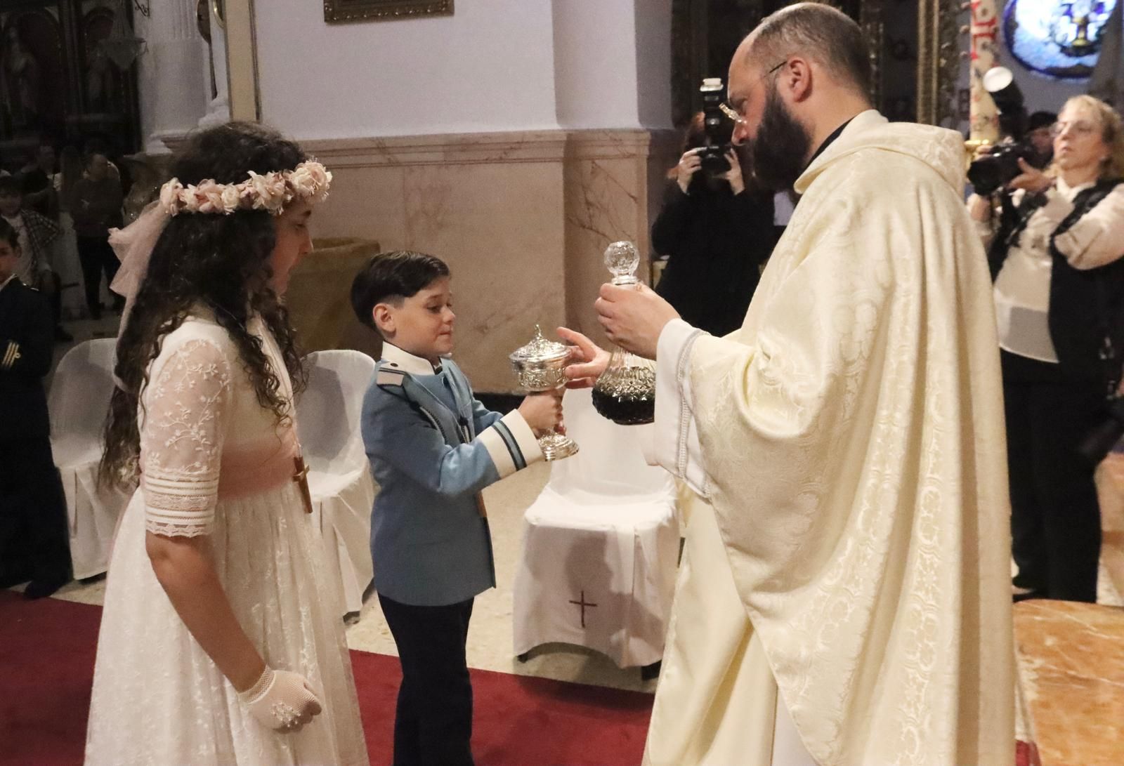 El vicario oficia comuniones en el Santuario de la Virgen de África