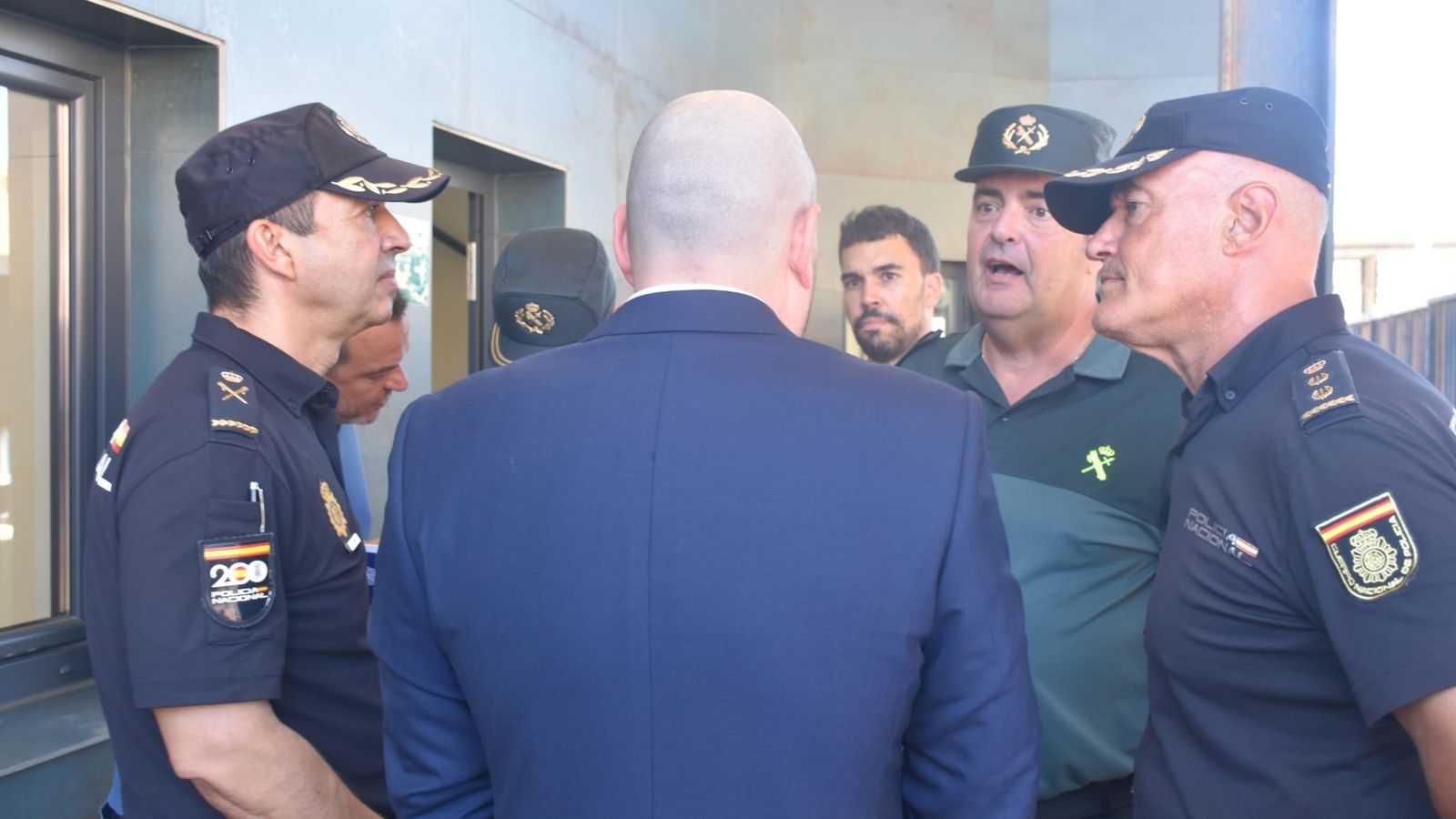 Pérez Triano conversa con mandos de la Guardia Civil y la Policía Nacional en El Tarajal