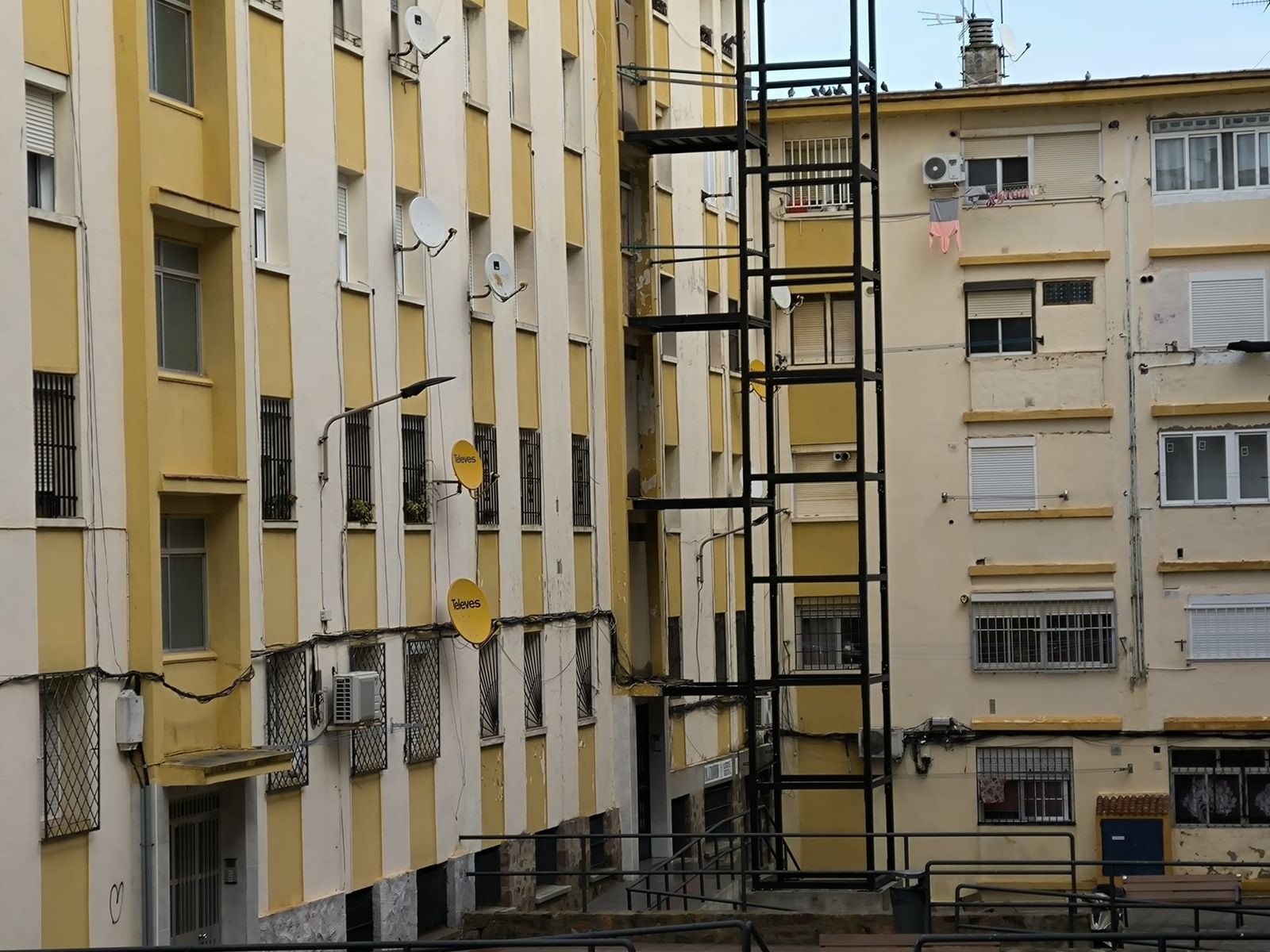 Vista de la estructura donde se instalarán los ascensores en varios bloques de Zurrón.