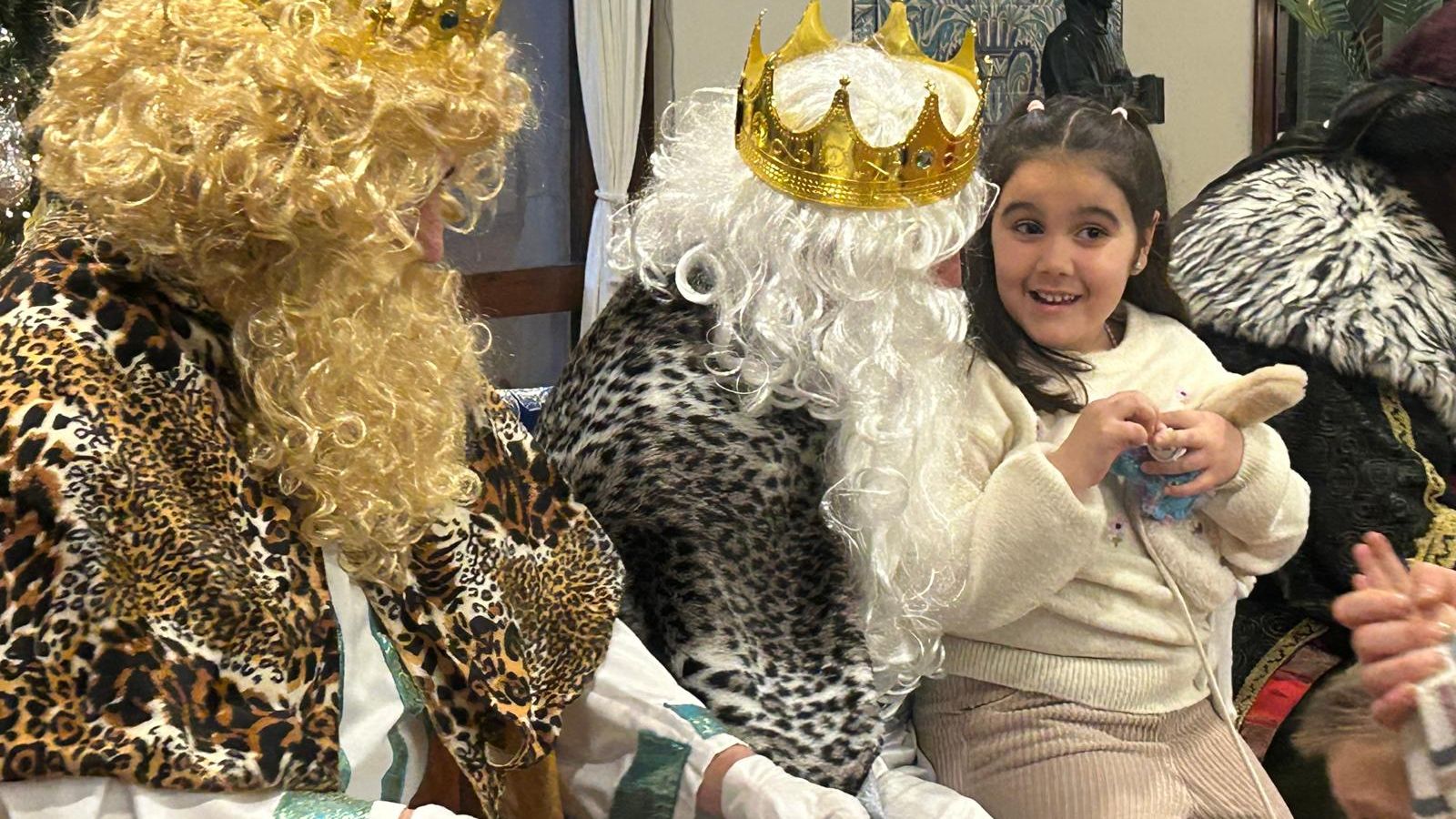 Los Reyes Magos recogen las cartas de los más pequeños en el Parador de Ceuta