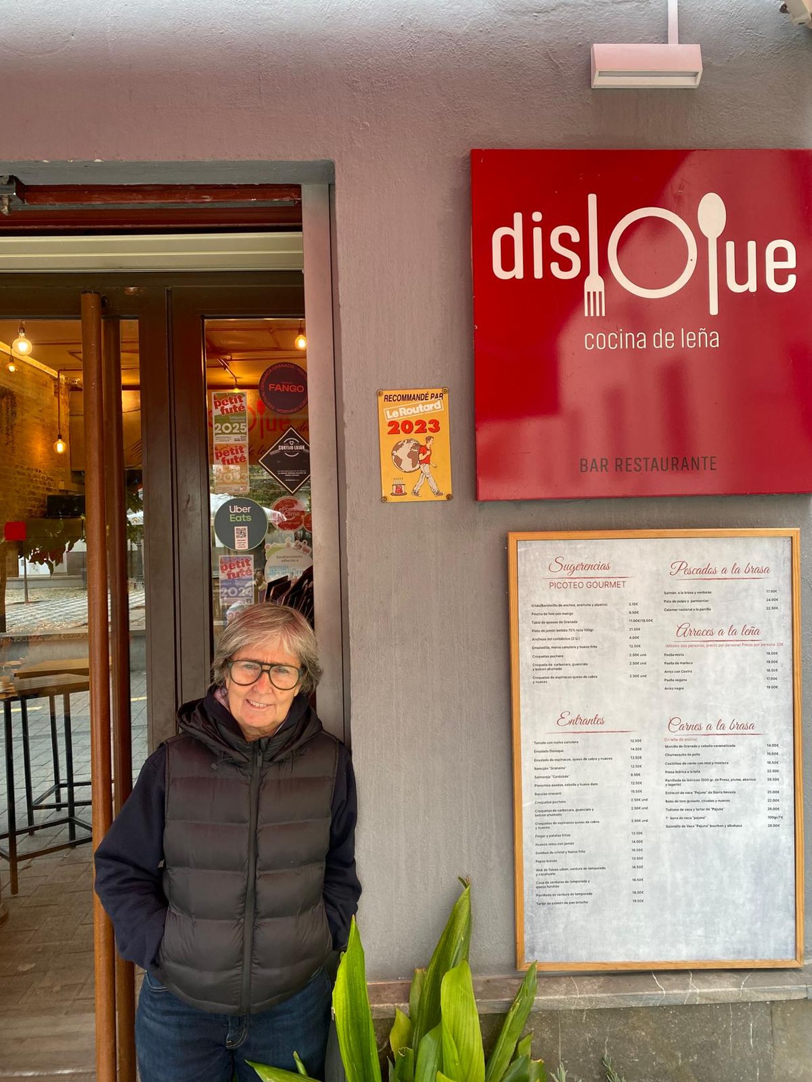 Una de las propietarias con una bandeja de comida.