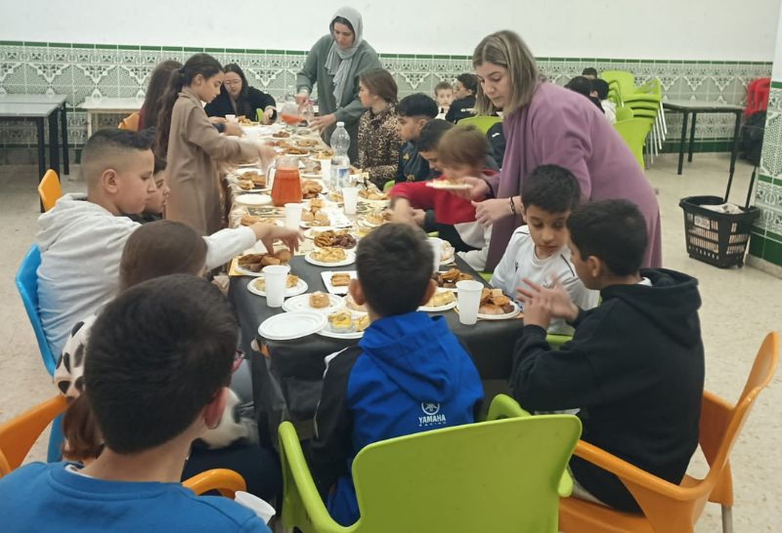 Pequeños disfrutan del iftar. / FOTO CEDIDA