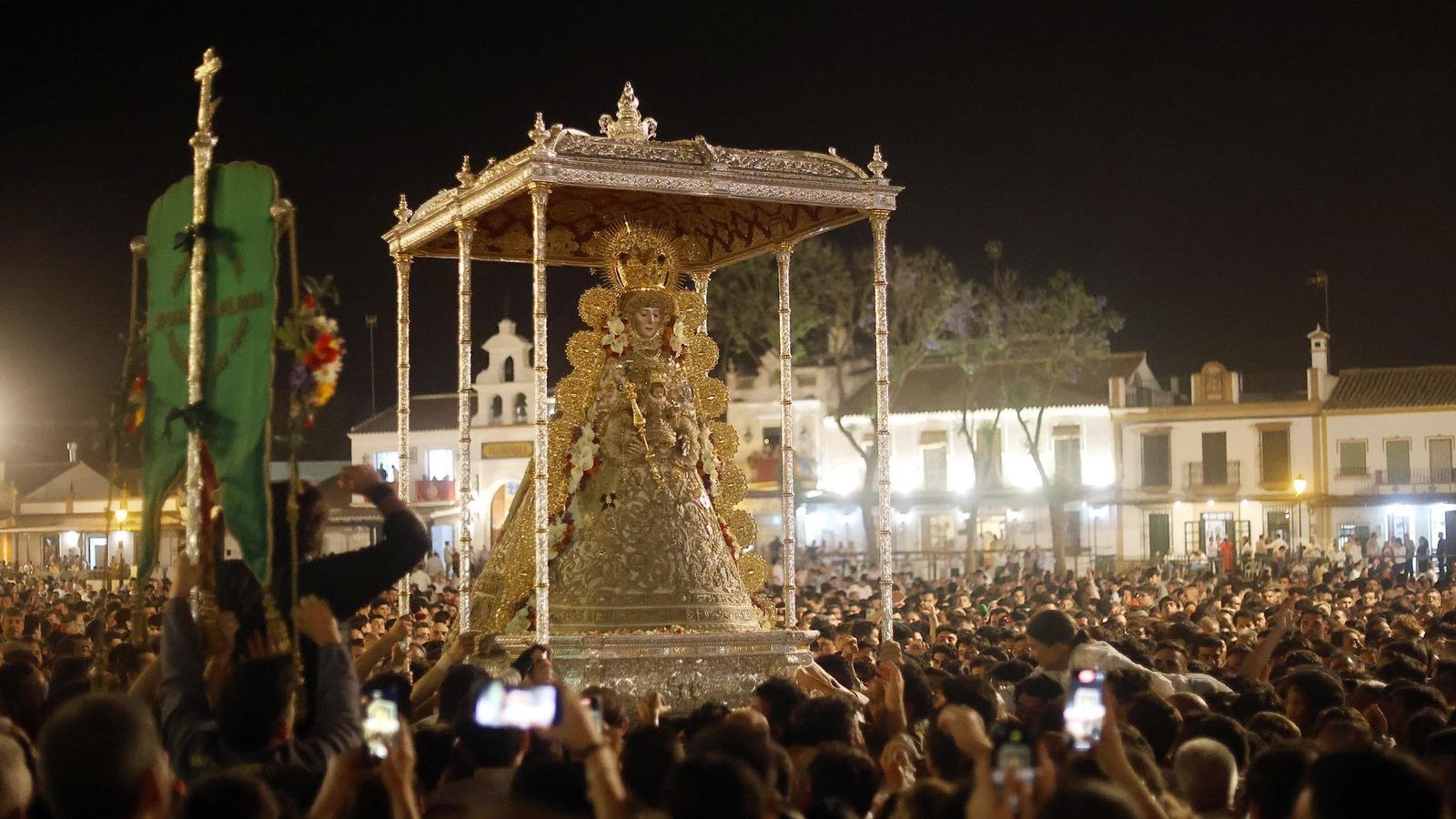 La procesión daba comienzo a las 3.02 horas, cuando se produjo el salto a la reja