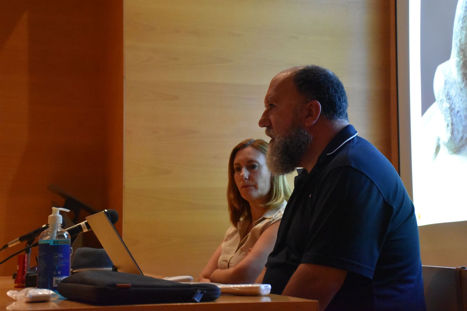 El arqueólogo de Ceuta Fernando Villada durante la jornada de puertas abiertas dedicada a los trabajos de conservación y restauración del histórico cañón de bronce