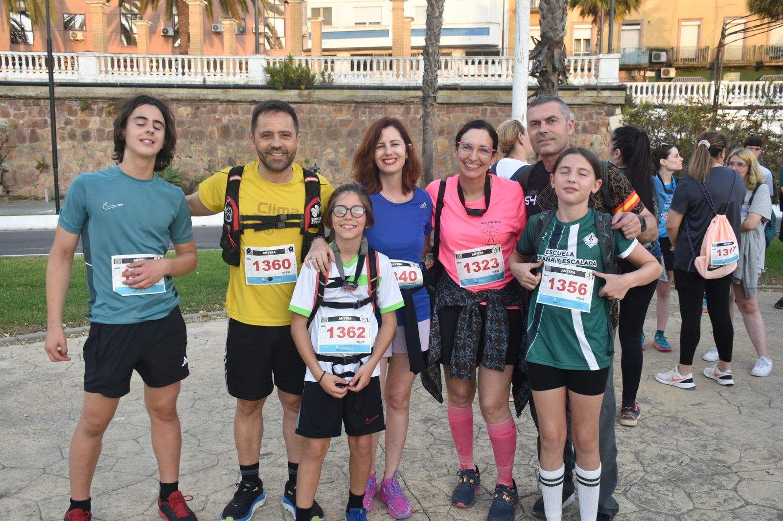 Decenas de senderistas llenan de luz y deporte la XVIII Marcha Nocturna Familiar de Ceuta