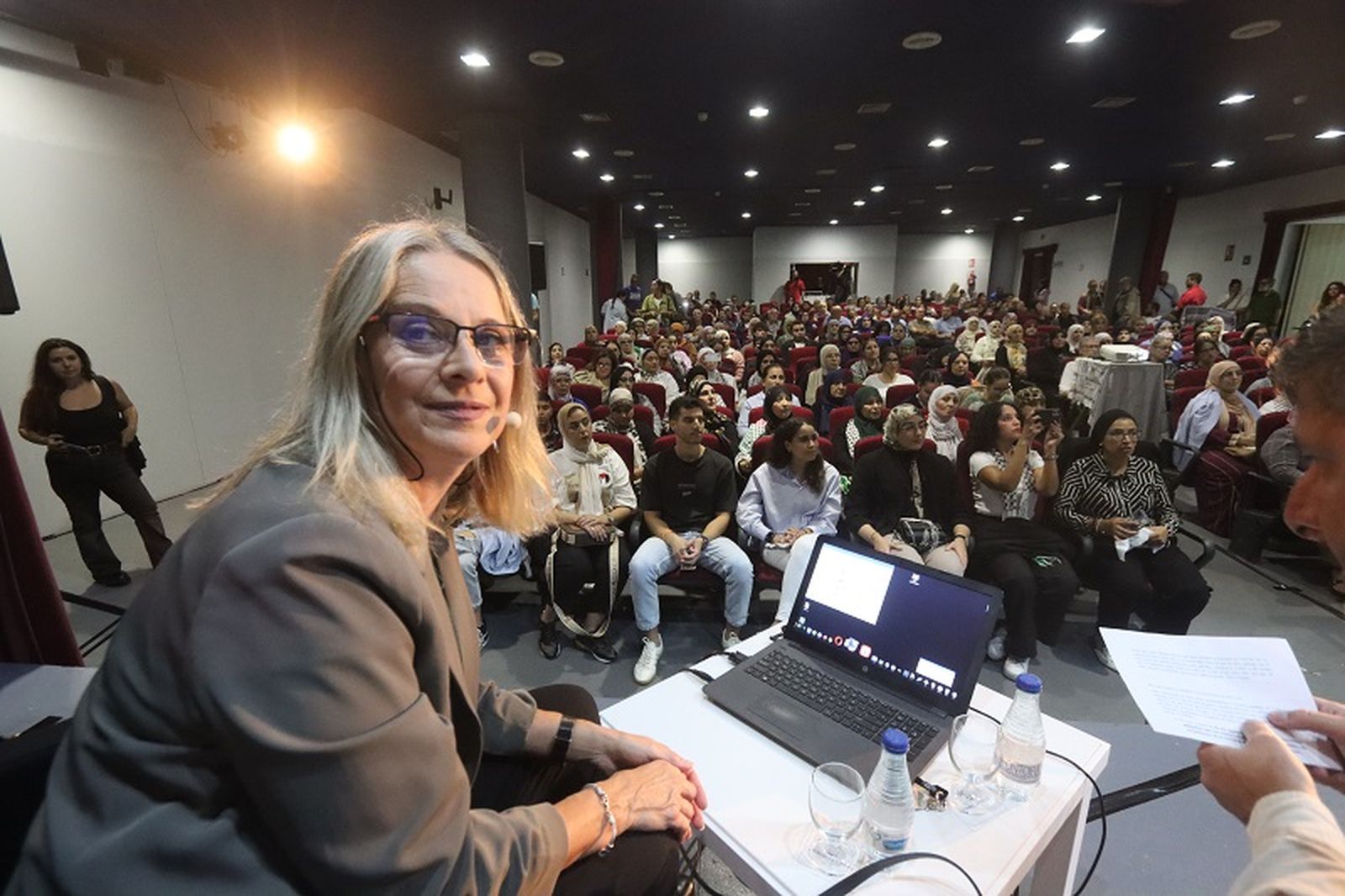 La directora ejecutiva del comité español de la Agencia de Naciones Unidas para los Refugiados de Palestina en Oriente Próximo (UNRWA), Raquel Martí, durante una conferencia en Ceuta. / FOTO REDUAN durante una conferencia en Ce