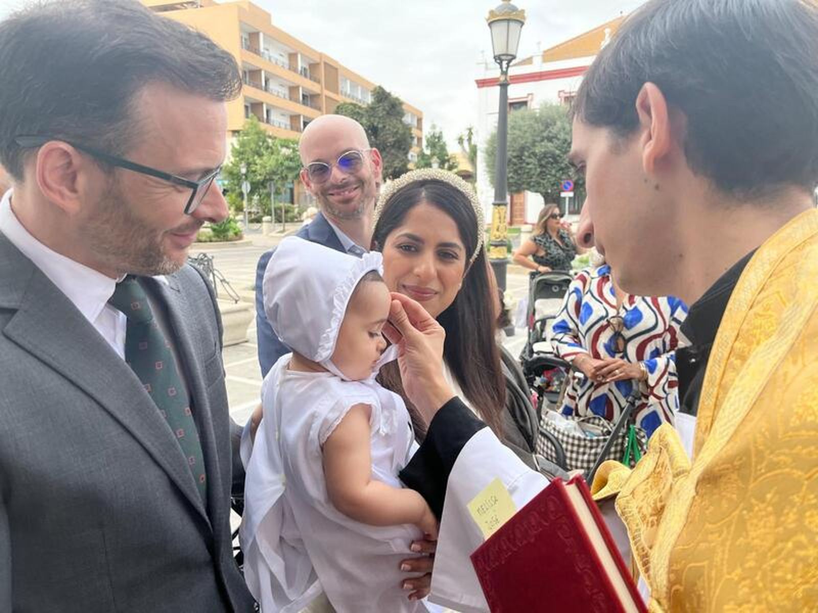 Melissa, José y Teresa reciben el sacramento del bautismo