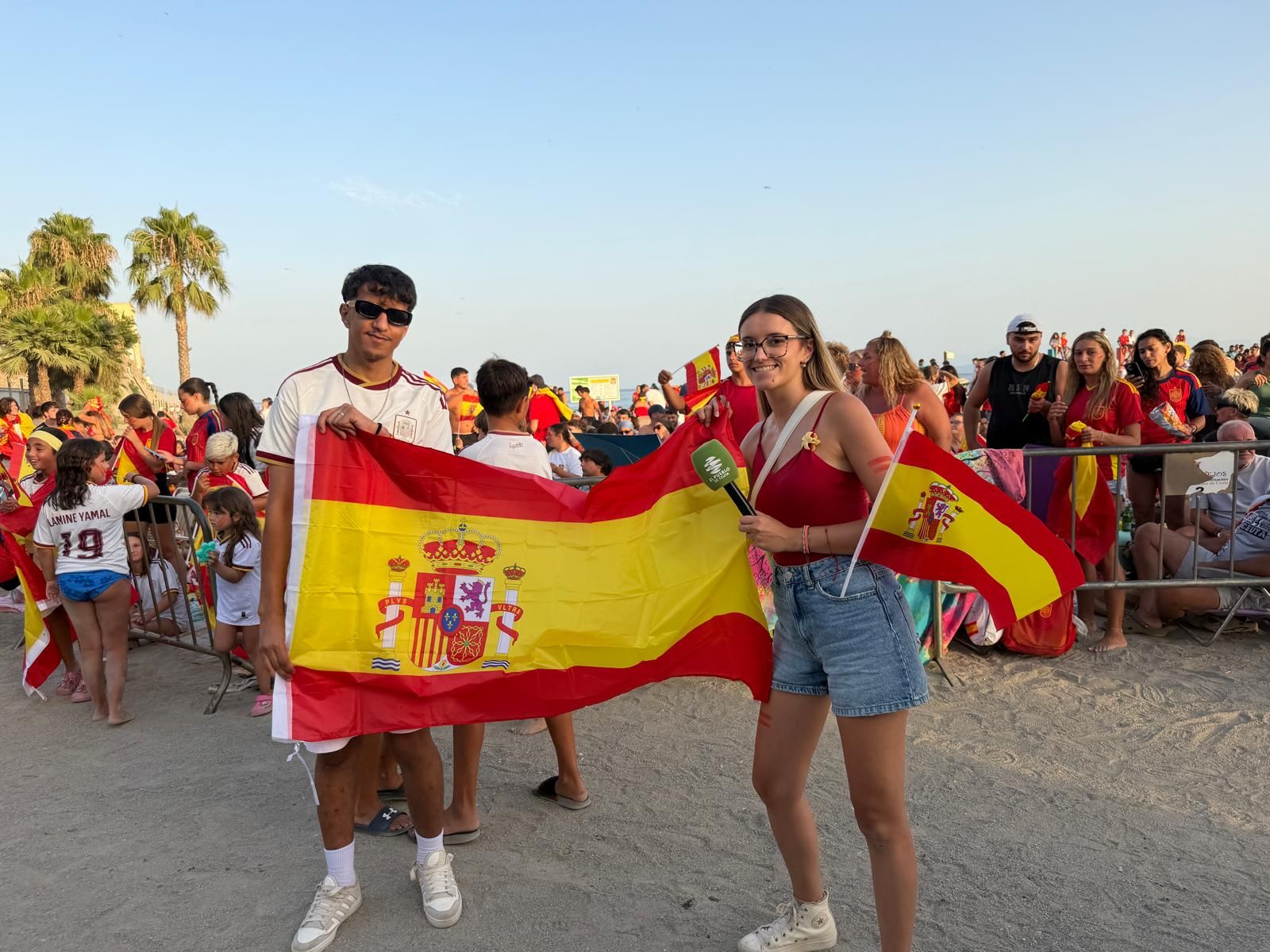 Ceuta se vuelca con España y dibuja de rojo y amarillo La Ribera