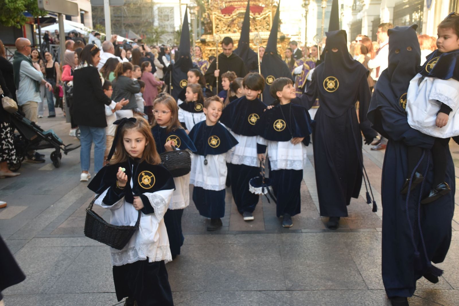 Aroma cofrade y estudiantil: Las Penas reina en el Jueves Santo