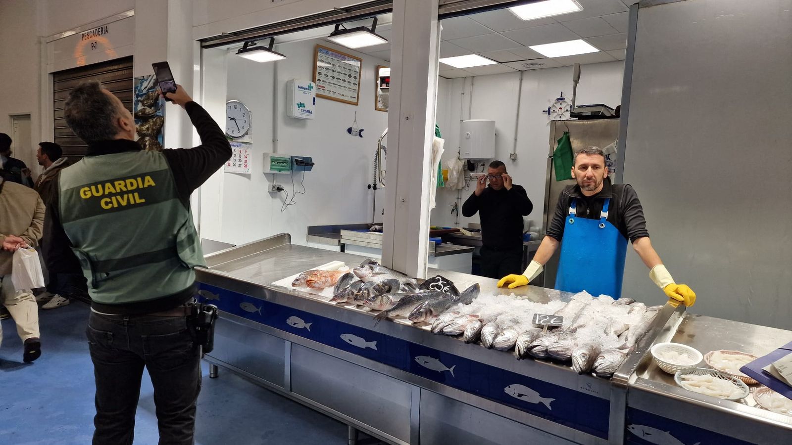 Inspección higiénico-sanitaria de la Guardia Civil en el Mercado Central