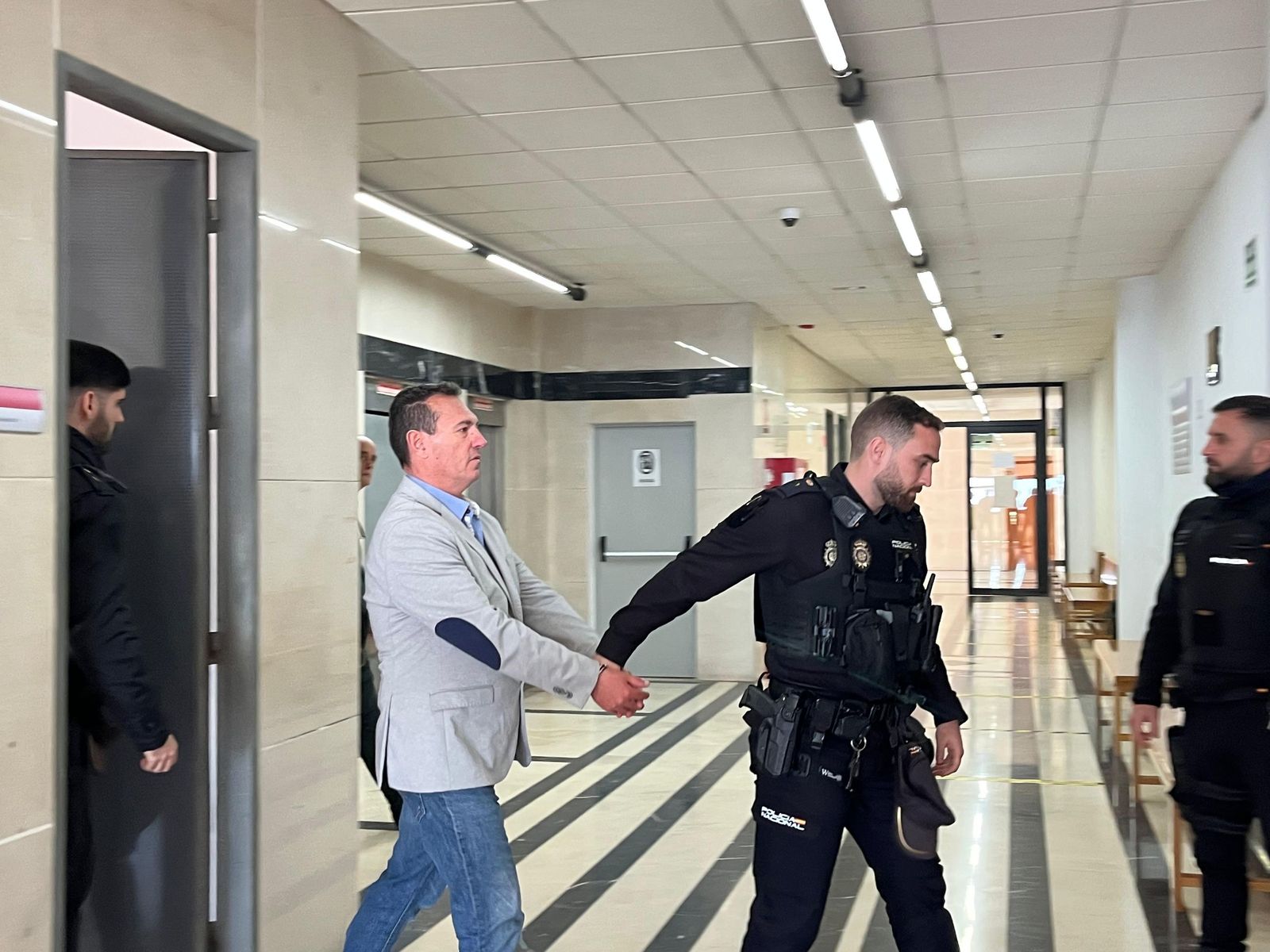 El acusado conducido desde los calabozos a la Audiencia este miércoles.