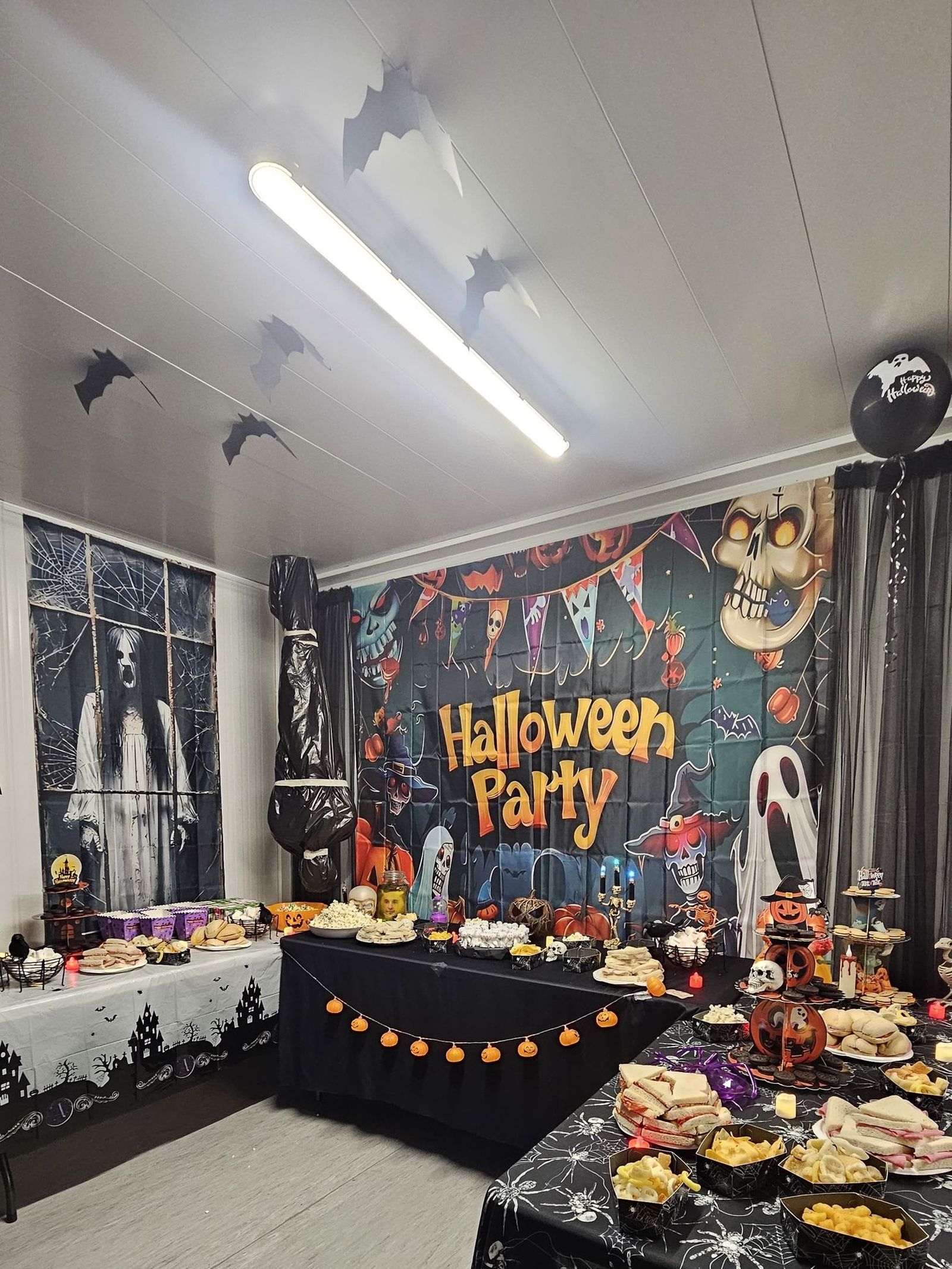 Vecinos de Juan XXIII celebrando Halloween. Vecinos de Juan XXIII celebrando Halloween.