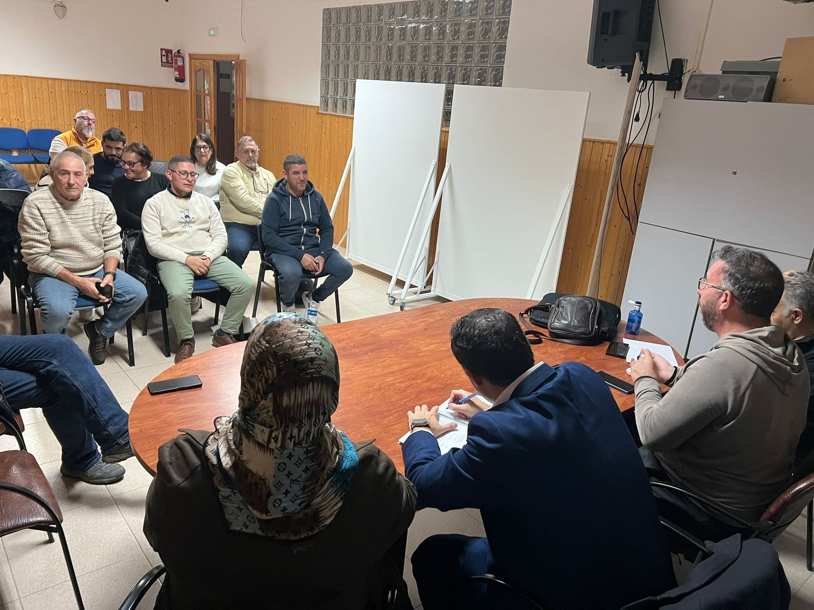 El consejero de Servicios Urbanos, Alejandro Ramírez, durante la reunión de este jueves con los presidentes del Distrito 4