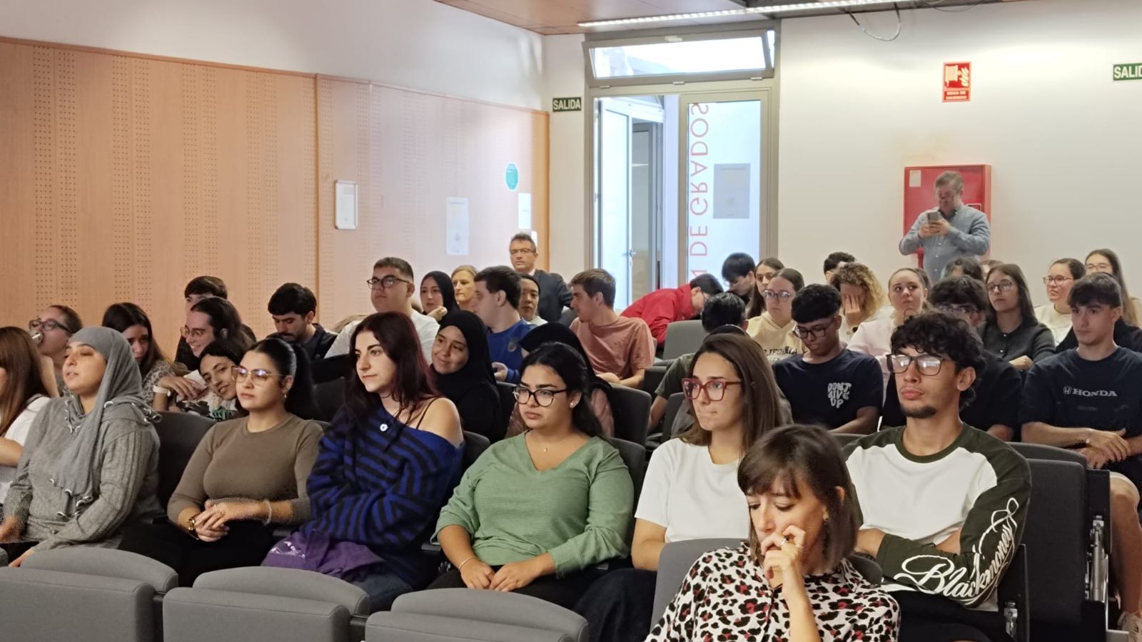 El Campus Universitario ha acogido las primeras jornadas "Aulas que transforman", un encuentro que ha reunido a docentes, estudiantes y entidades sociales para defender la igualdad, la diversidad y una educación inclusiva