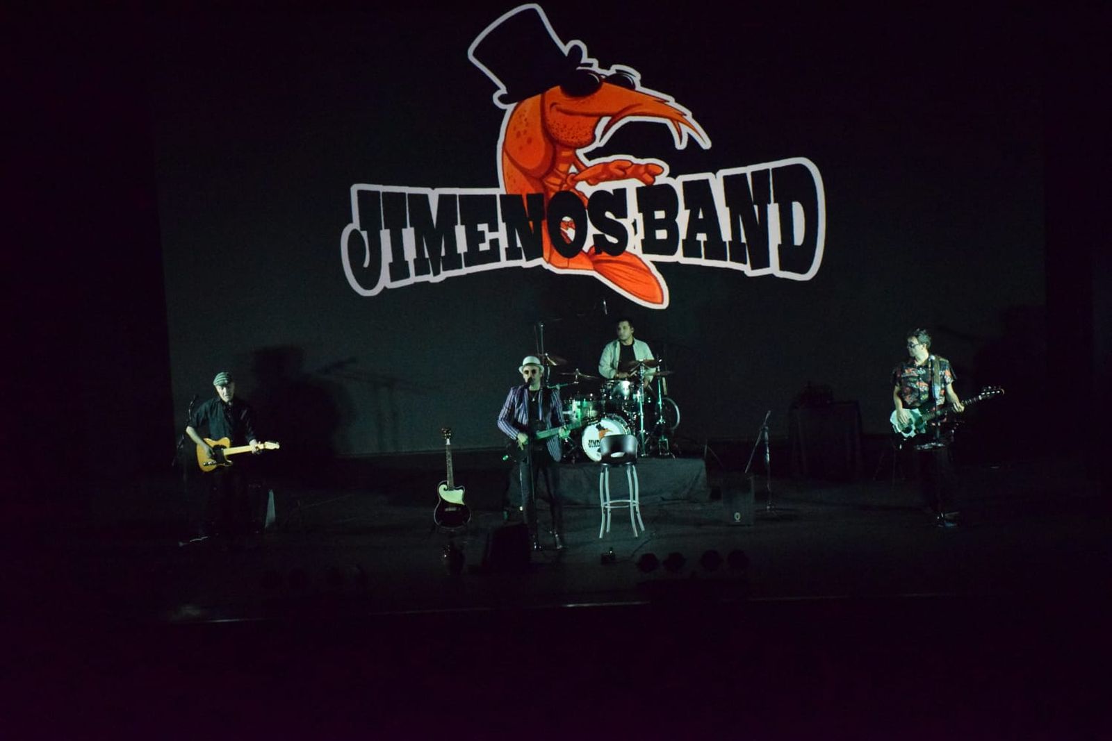 El grupo, sobre el escenario del Revellín