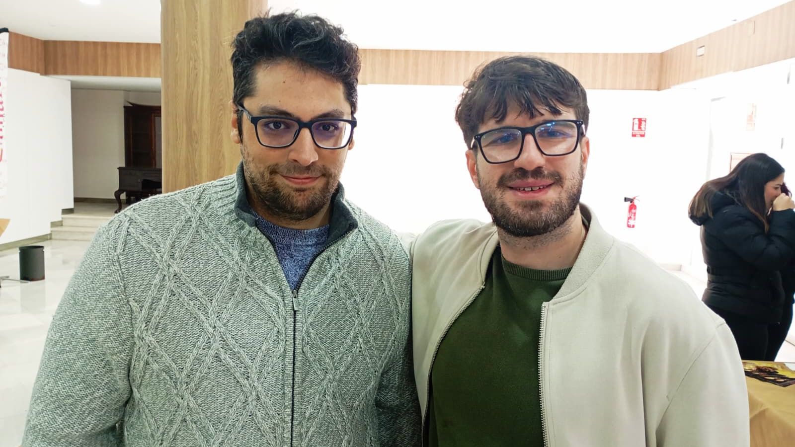 Miguel Gutiérrez (dcha) junto a un amigo en la Feria de Empleo