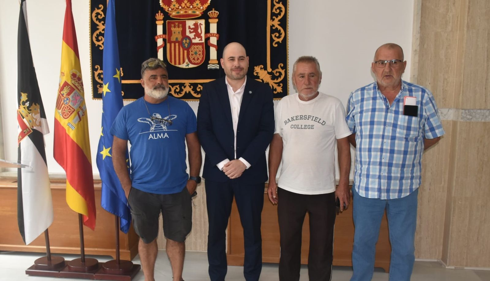 El delegado del Gobierno, Miguel Ángel Pérez Triano, posa con los representantes del sector pesquero tras reunirse con ellos