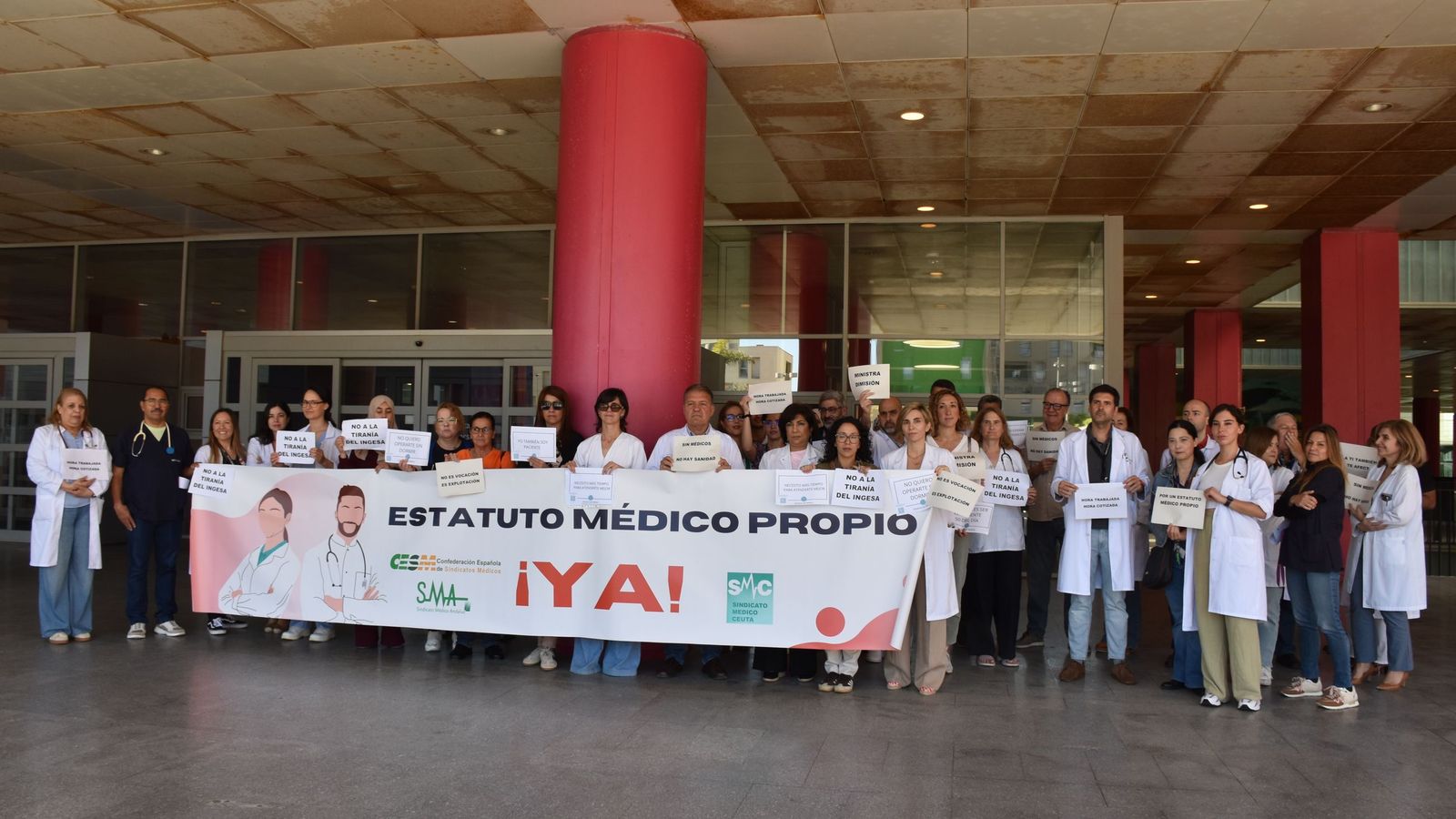En torno a 40 médicos del HUCE y varias pacientes de la Asociación TDAH posan al finalizar la concentración por la cuarta huelga nacional