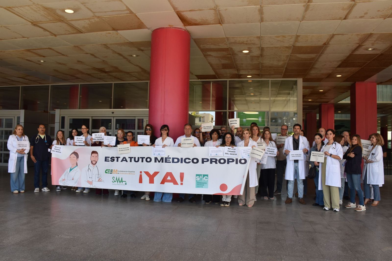 En torno a 40 médicos del HUCE y varias pacientes de la Asociación TDAH posan al finalizar la concentración por la cuarta huelga nacional