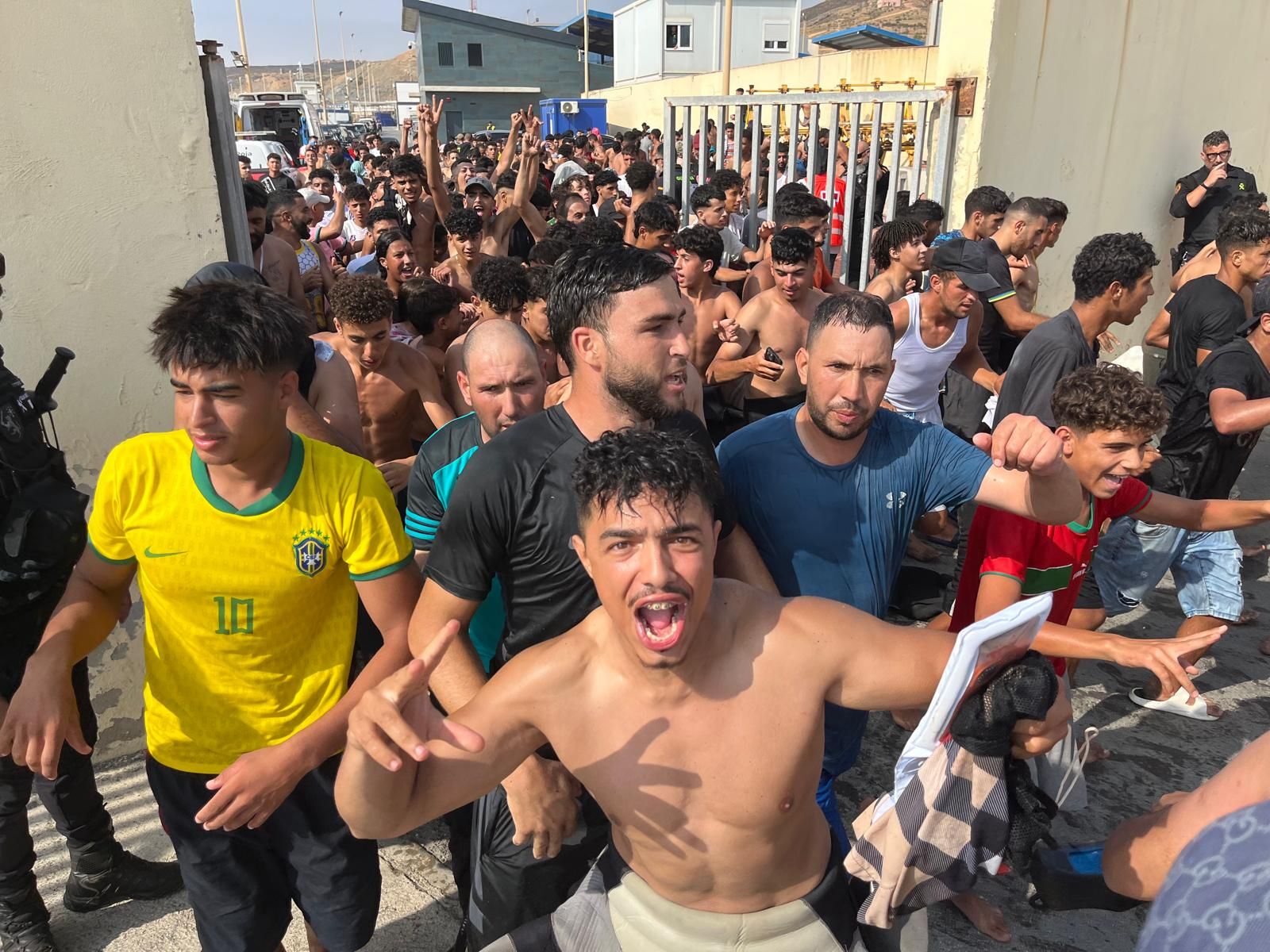 Los migrantes entran a pie por el espigón hasta que saltan al agua cuando encuentran a la Guardia Civil