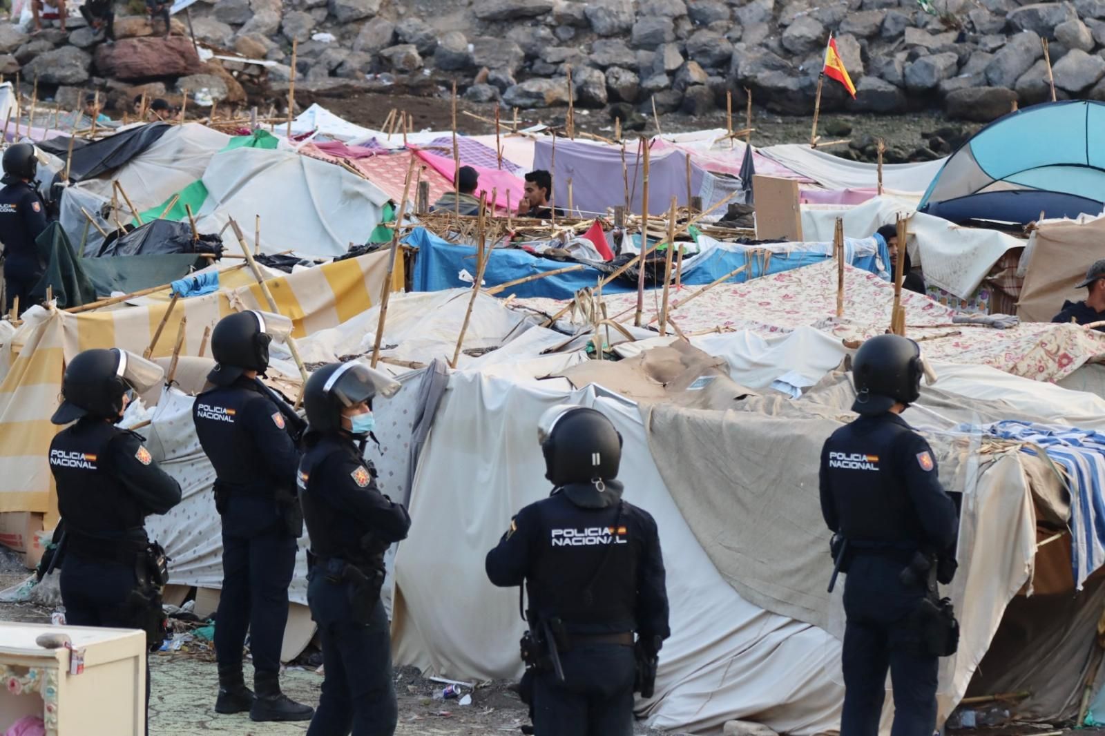 La Policía despliega 350 agentes para levantar los asentamientos junto a la desalinizadora