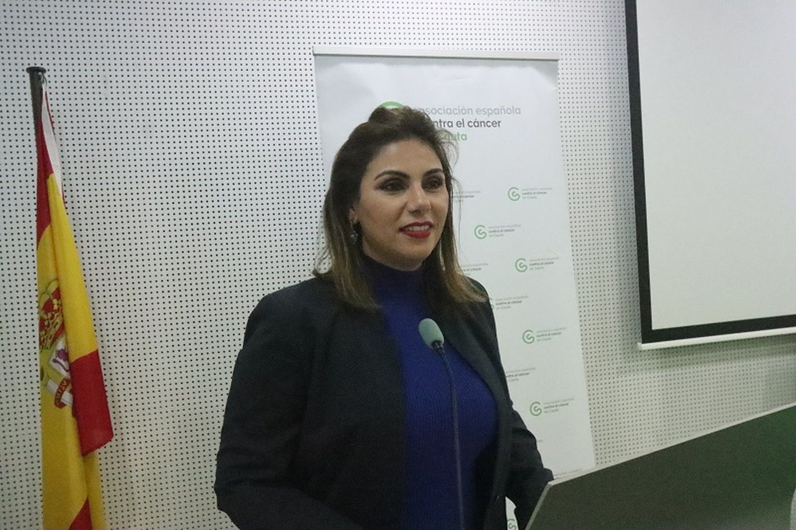 La consejera de Sanidad, Nabila Benzina, inaugurando las jornadas de la AECC. / FOTO REDUAN
