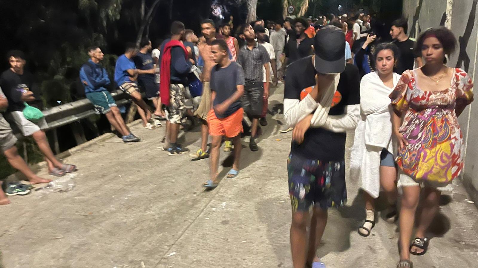 La Policía Nacional forma un cordón para despejar los alrededores del CETI tras un intento de entrada forzosa