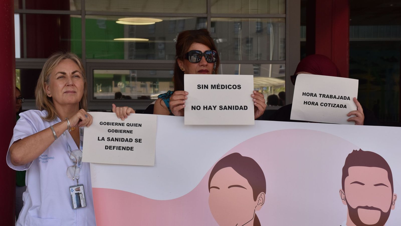 Concentración de facultativos en el HUCE por la quinta huelga nacional contra el Estatuto Marco